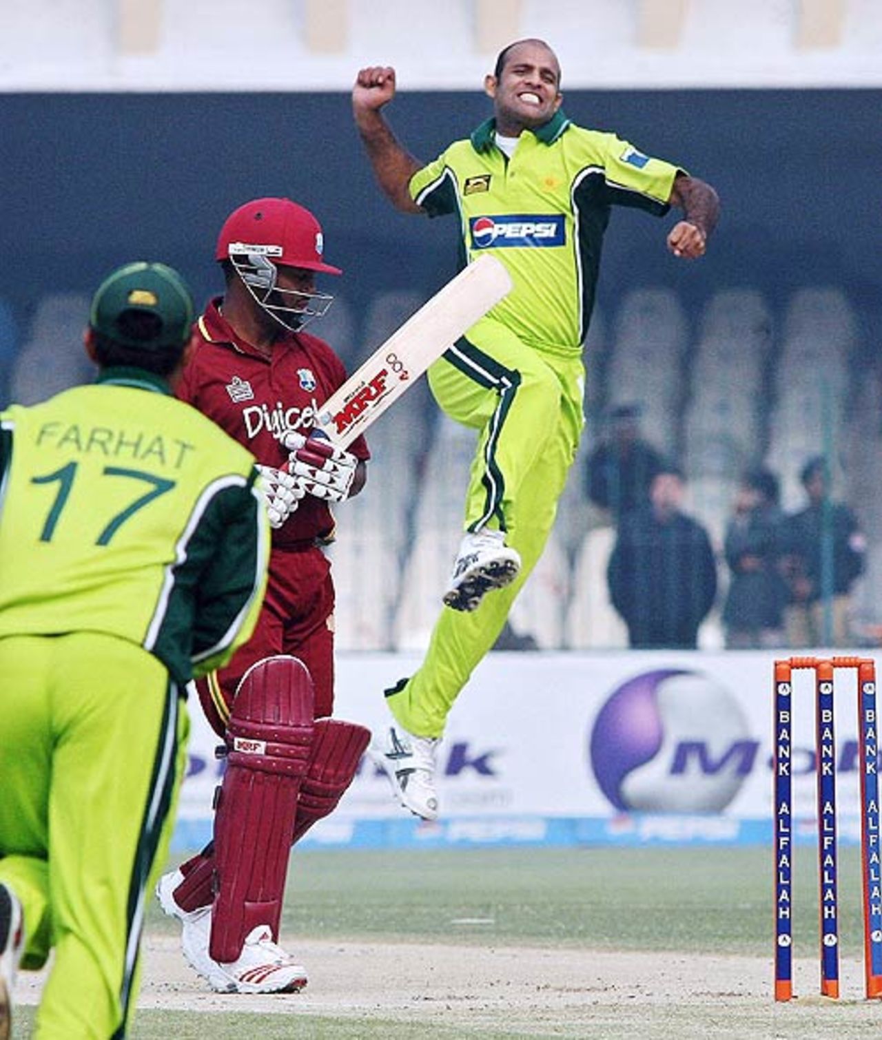 Rana Naved-ul-Hasan is ecstatic after trapping Brian Lara for a duck, Pakistan v West Indies, 3rd ODI, Lahore, December 10, 2006
