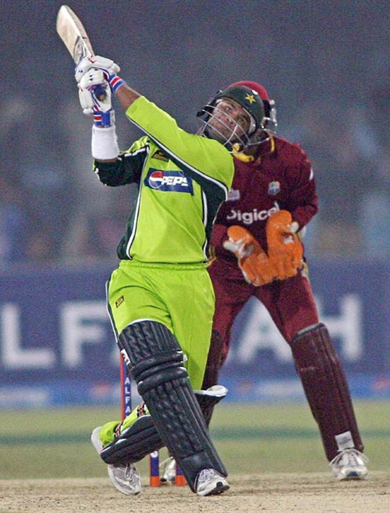 Imran Farhat  gives the spinners the charge, Pakistan v West Indies, 3rd ODI, Lahore, December 10, 2006