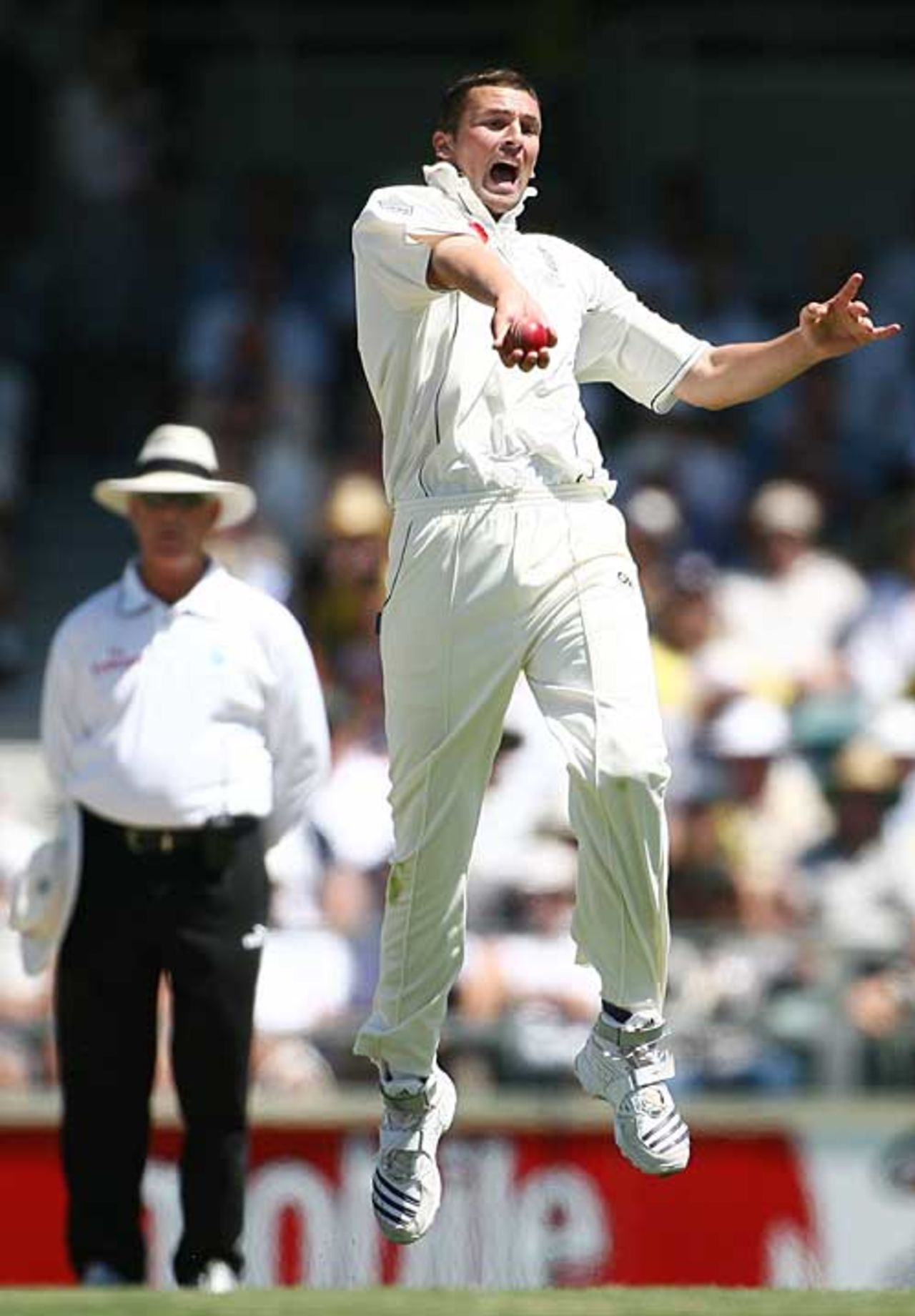 Steve Harmison holds on to remove Clarke, Australia v England, 3rd Test, Perth, December 14, 2006