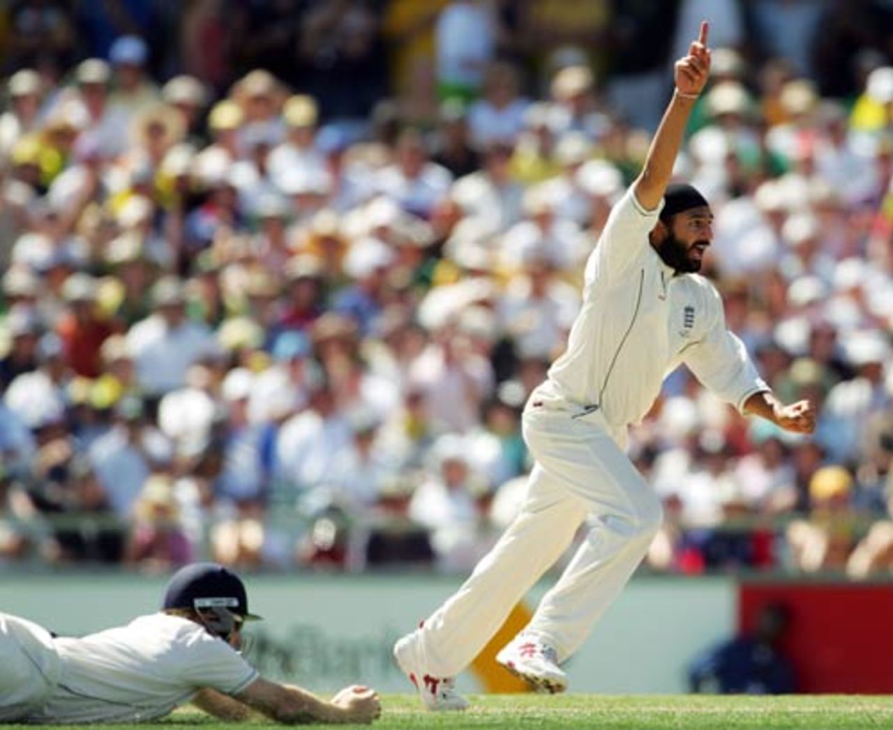 Monty Panesar celebrates as Ian Bell holds on to dismiss Adam Gilchrist, Australia v England, 3rd Test, Perth, December 14, 2006