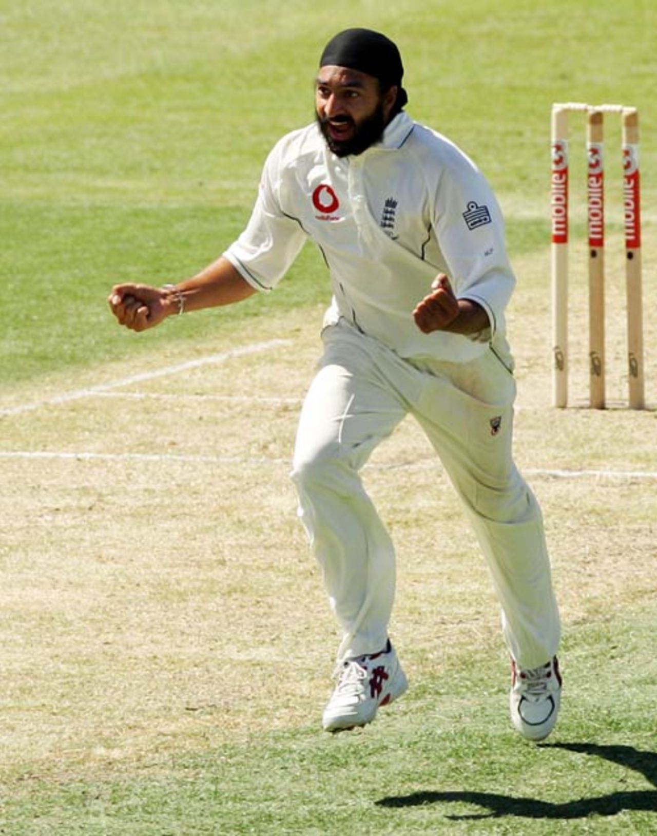 Monty Panesar celebrates the wicket of Andrew Symonds, Australia v England, 3rd Test, Perth, December 14, 2006