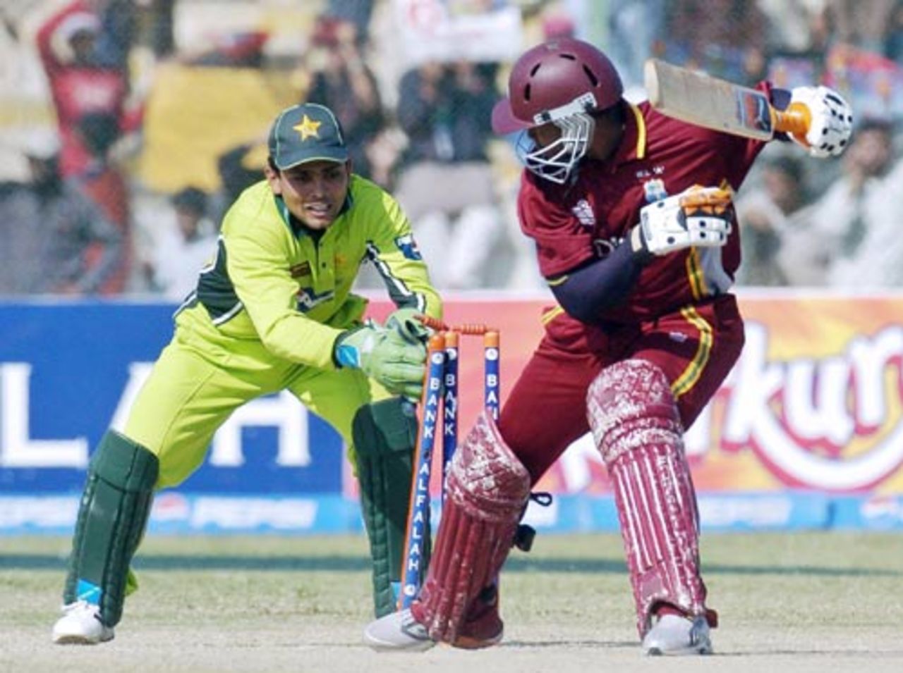 Marlon Samuels is stumped by Kamran Akmal, Pakistan v West Indies, 5th ODI, Karachi, December 16, 2006
