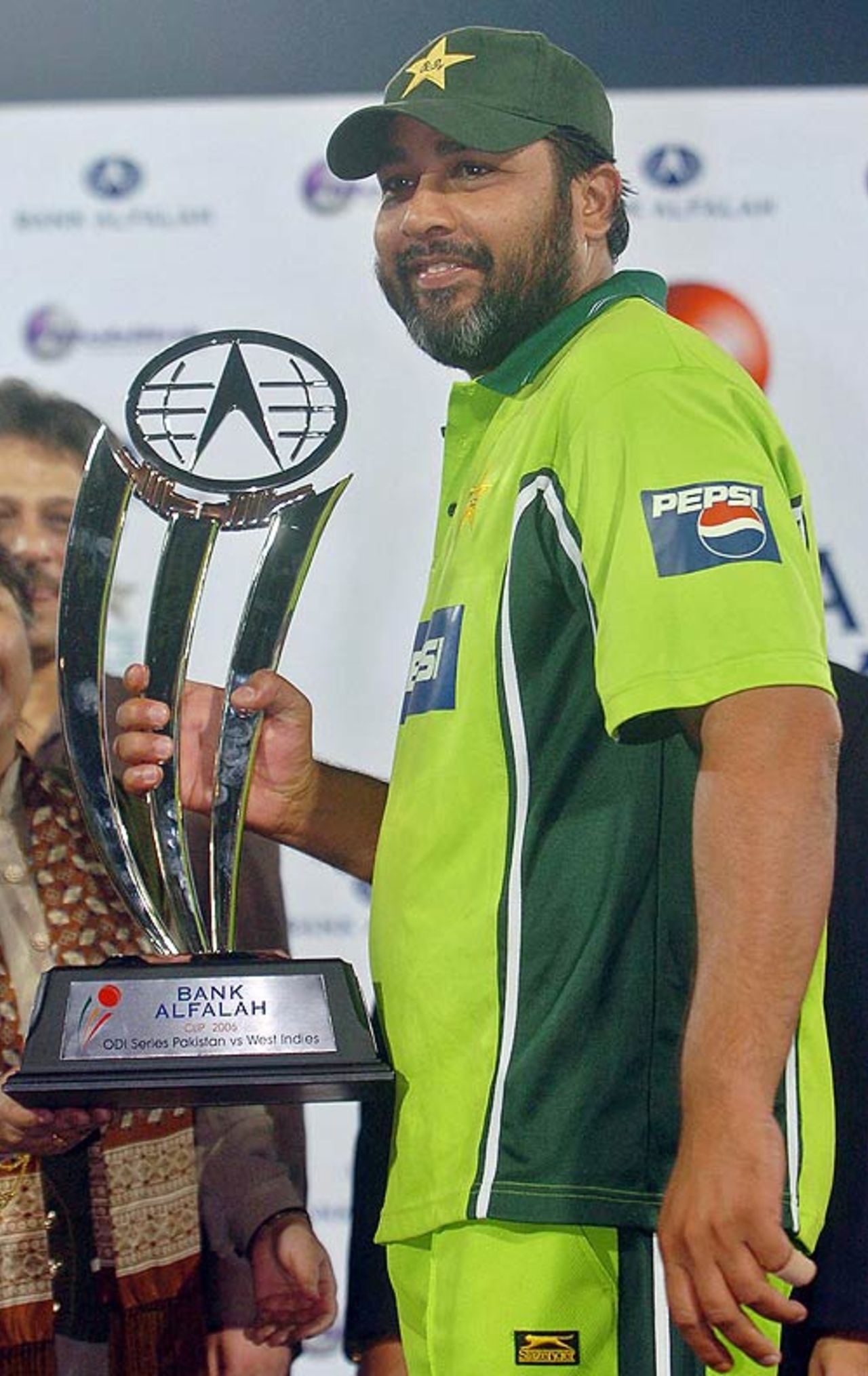 Inzamam-ul-Haq poses with the ODI series trophy, his first in ODIs, Pakistan v West Indies, 5th ODI, Karachi, December 16, 2006
