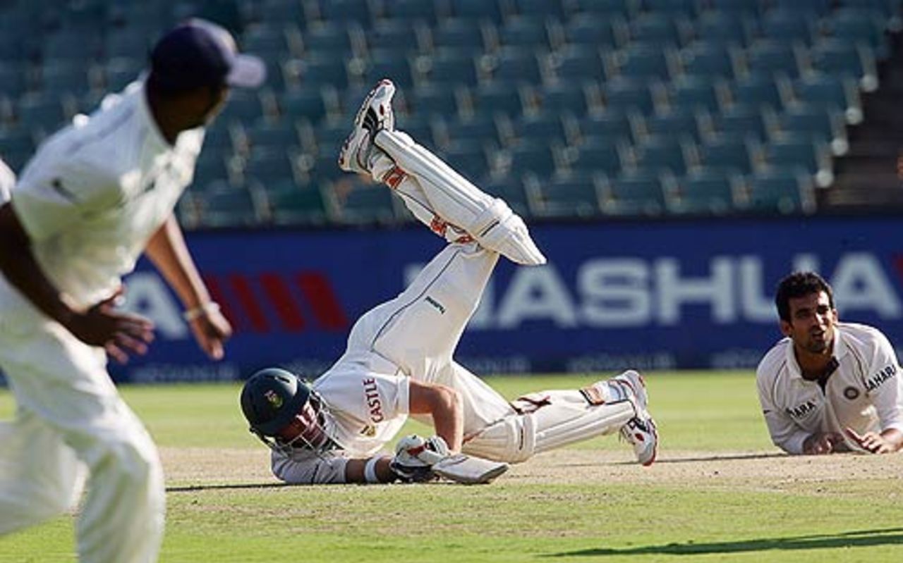 Zaheer Khan hits and AB de Villiers fails to make his ground, South Africa v India, 1st Test, Johannesburg, 3rd day, December 17, 2006