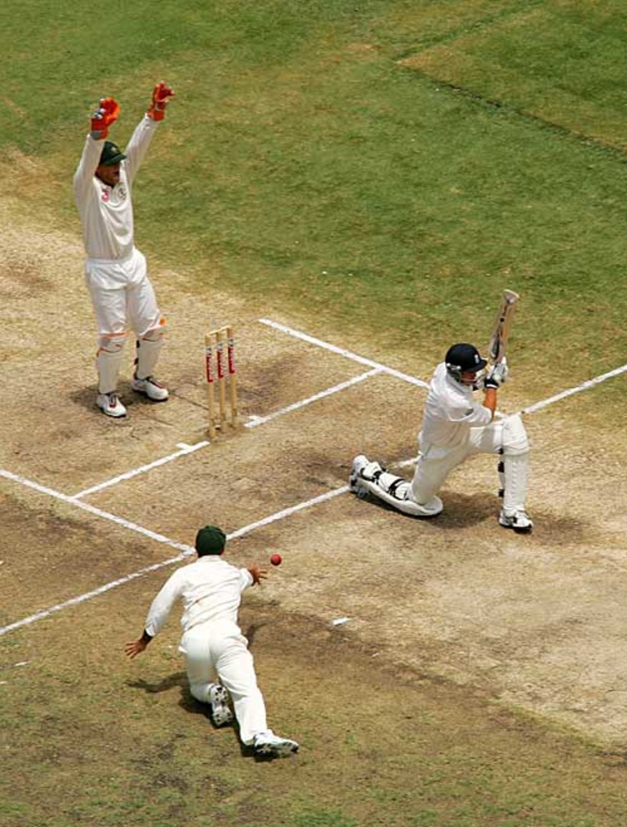 Geraint Jones is run out by Ricky Ponting, Australia v England, 3rd Test, Perth, December 18, 2006