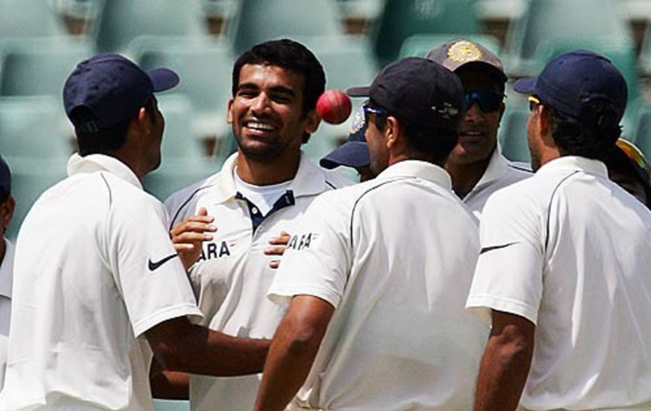 Zaheer Khan gets the first breakthrough of the morning, trapping Mark Boucher, South Africa v India, 1st Test, Johannesburg, 4th day, December 18, 2006