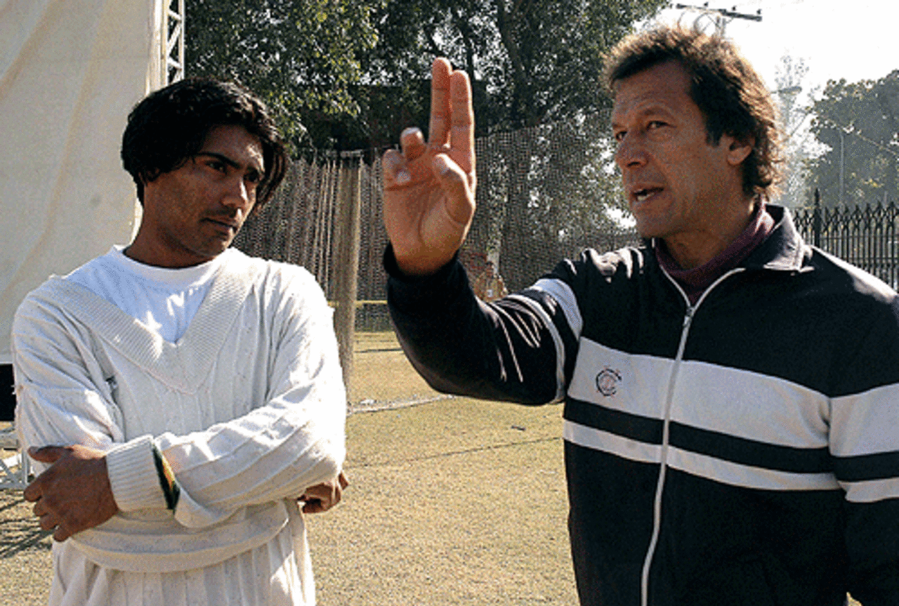 Imran Khan offers his advice to Mohammad Sami, Lahore, January 6, 2006