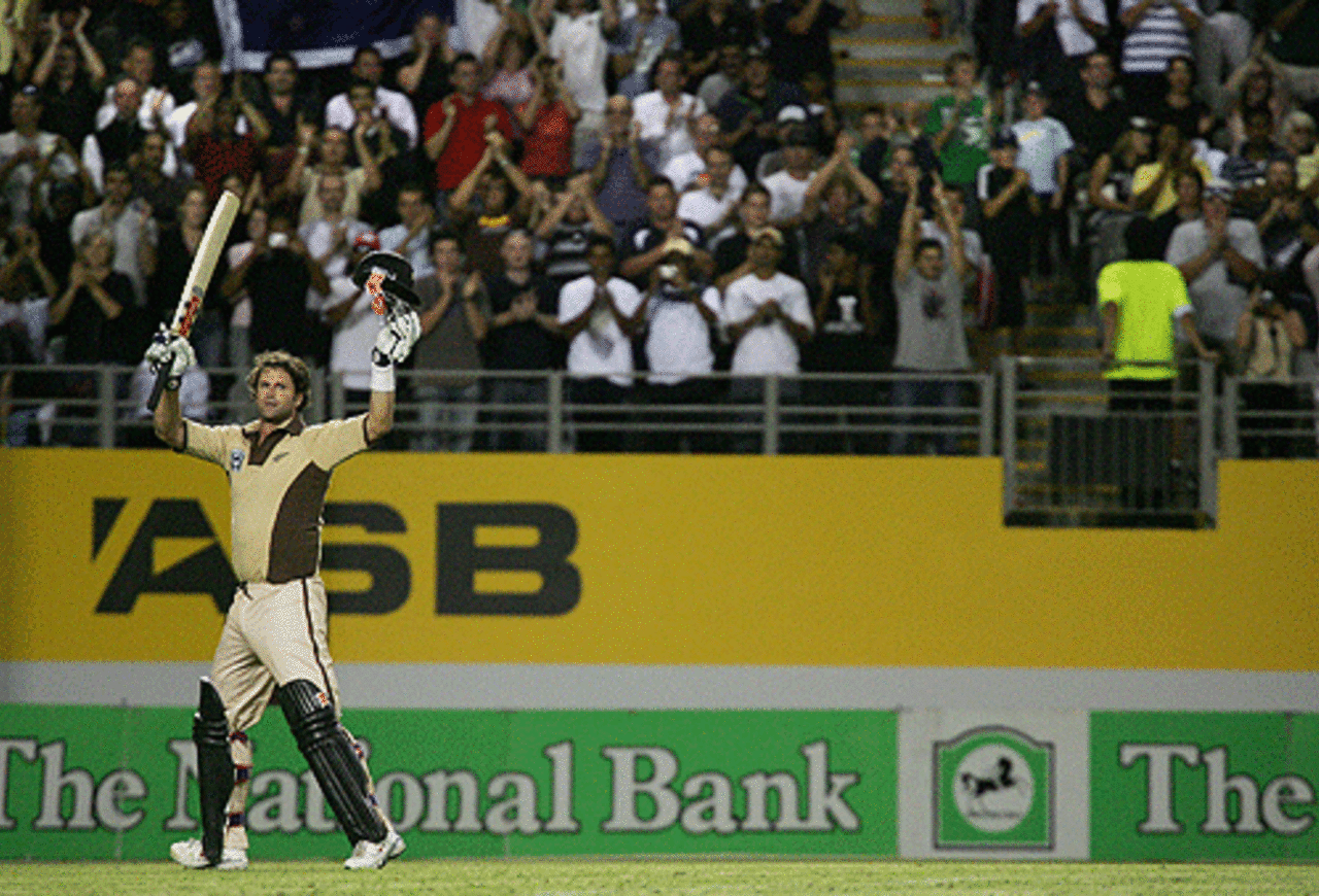 Chris Cairns acknowledges the crowd on his final appearance, New Zealand v West Indies, Twenty20, Auckland, February 16, 2006