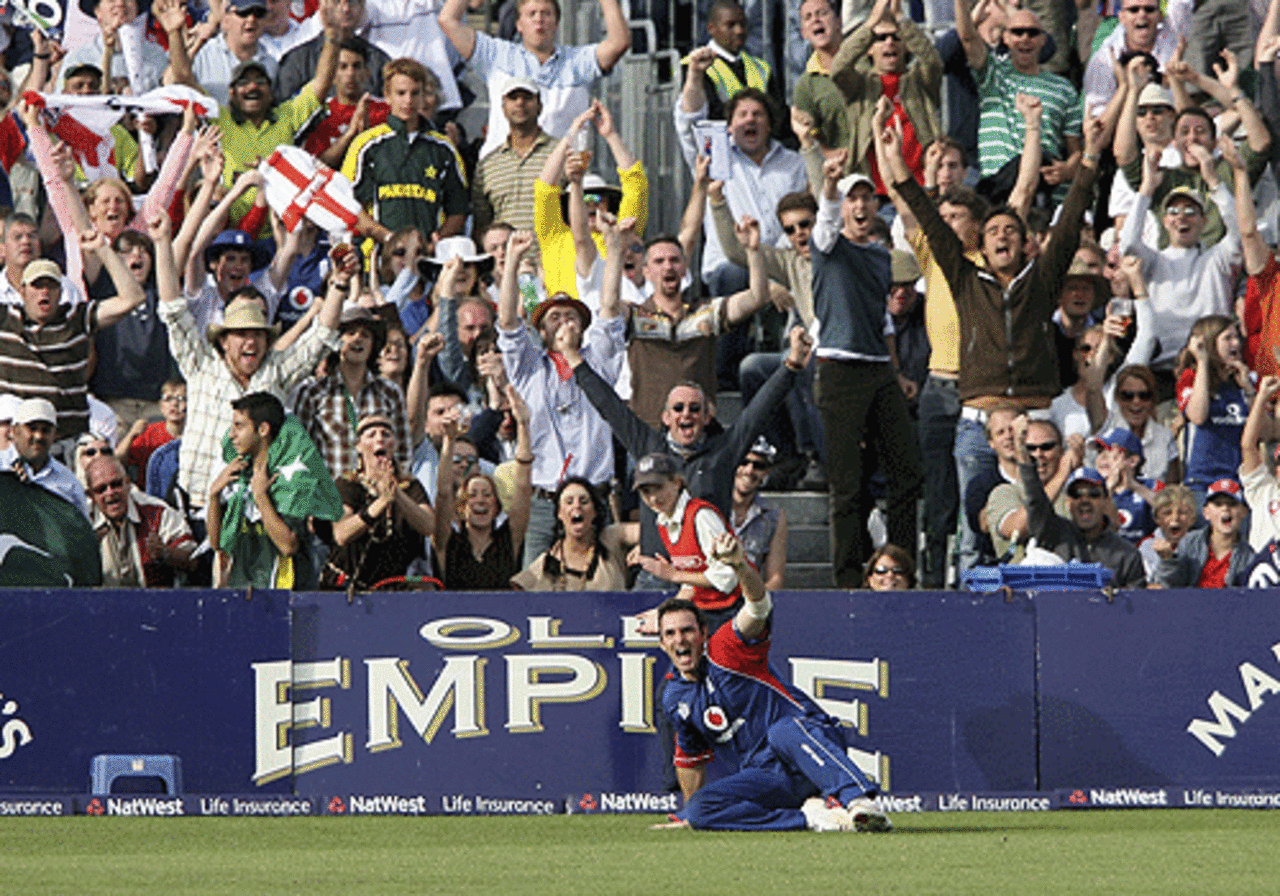 Michael Yardy celebrates an awesome flying catch, England v Pakistan, Twenty20, Bristol, August 28, 2006