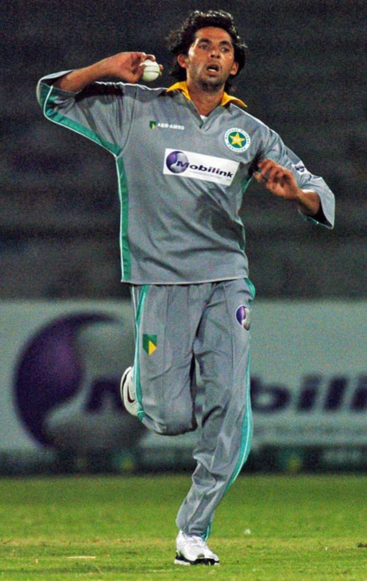 Mohammad Asif bowls for the Sialkot Stallions, Sialkot Stallions v Karachi Zebras, Twenty20 Cup, 2nd round, December 22, 2006
