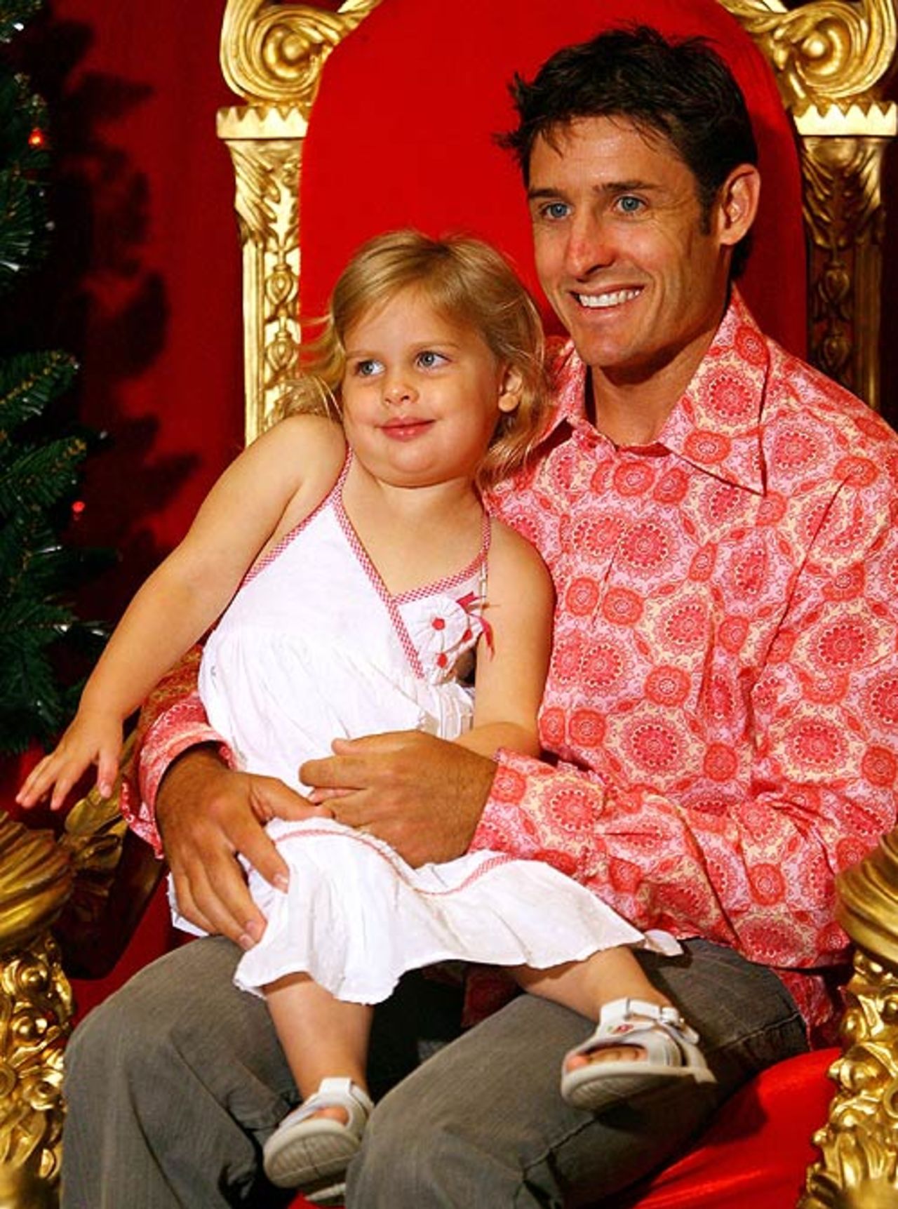 Michael Hussey poses with daughter Jasmine, Melbourne, December 25, 2006