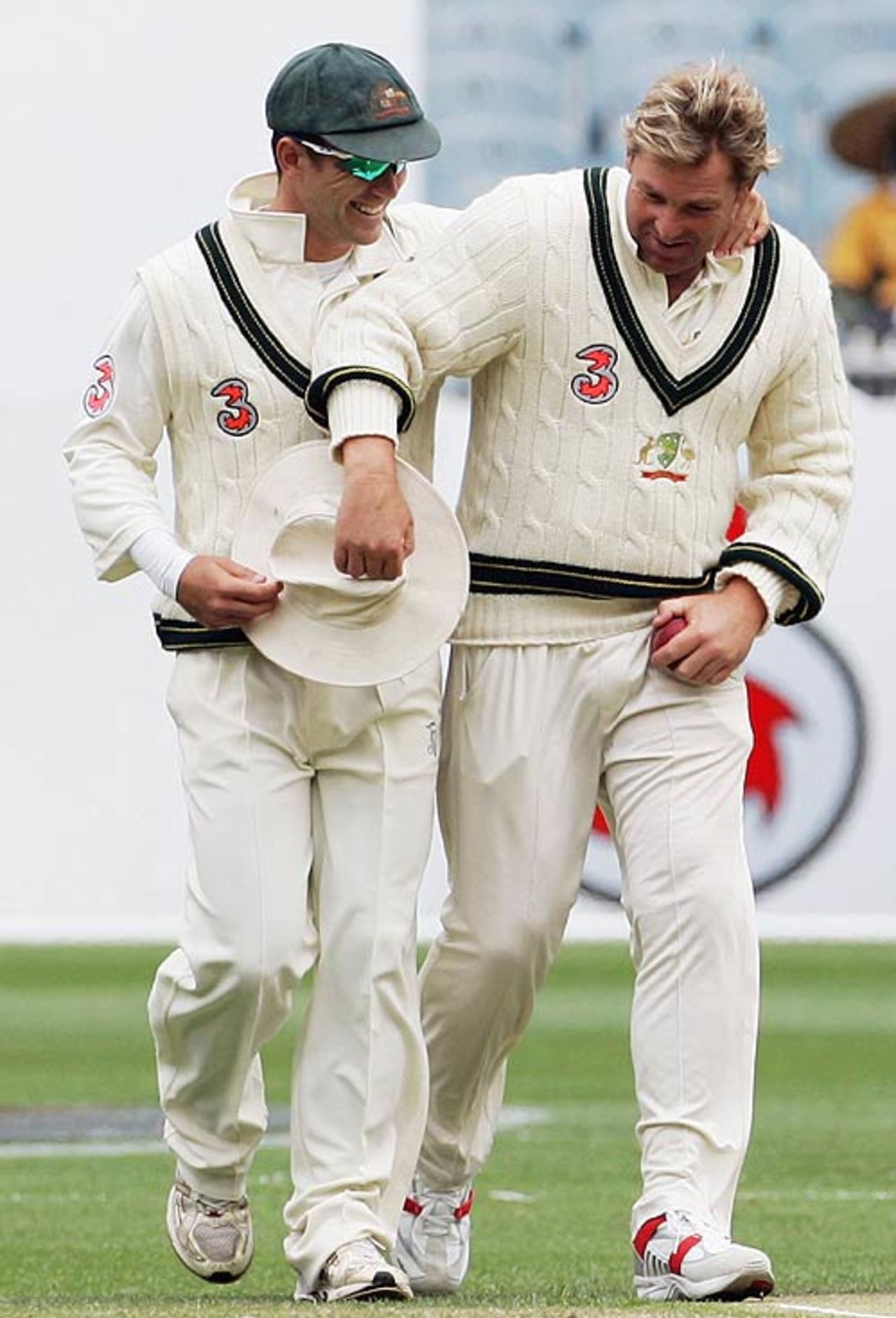 Justin Langer fools the MCG crowd into thinking Shane Warne is ready to bowl by taking Warnes hat, Australia v England, 4th Test, Melbourne, December 26, 2006