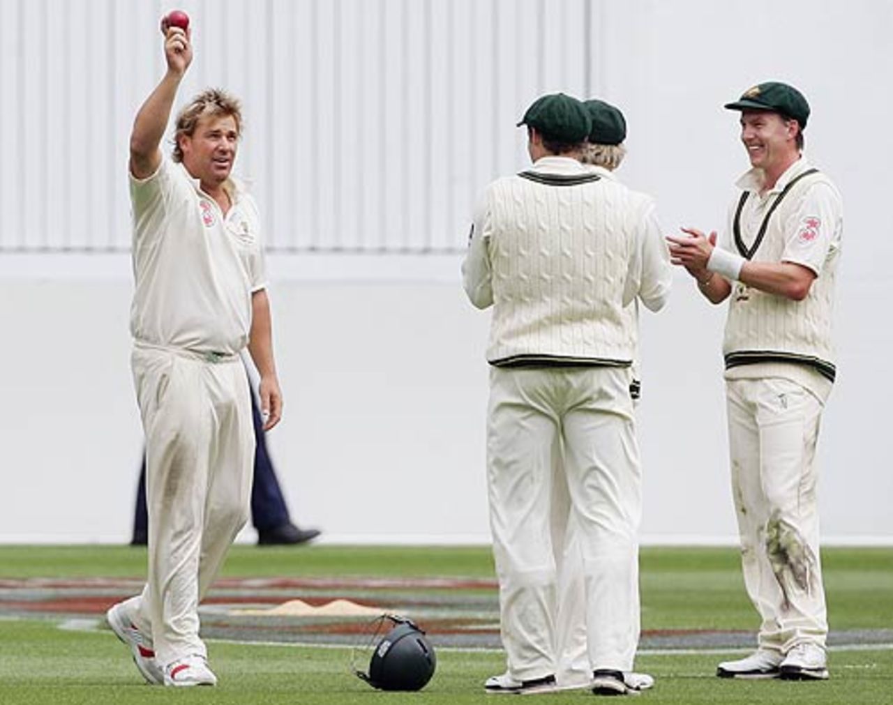 Shane Warnes team-mates clap his 700th Test wicket as Warne acknowledges the crowds applause, Australia v England, 4th Test, Melbourne, December 26, 2006