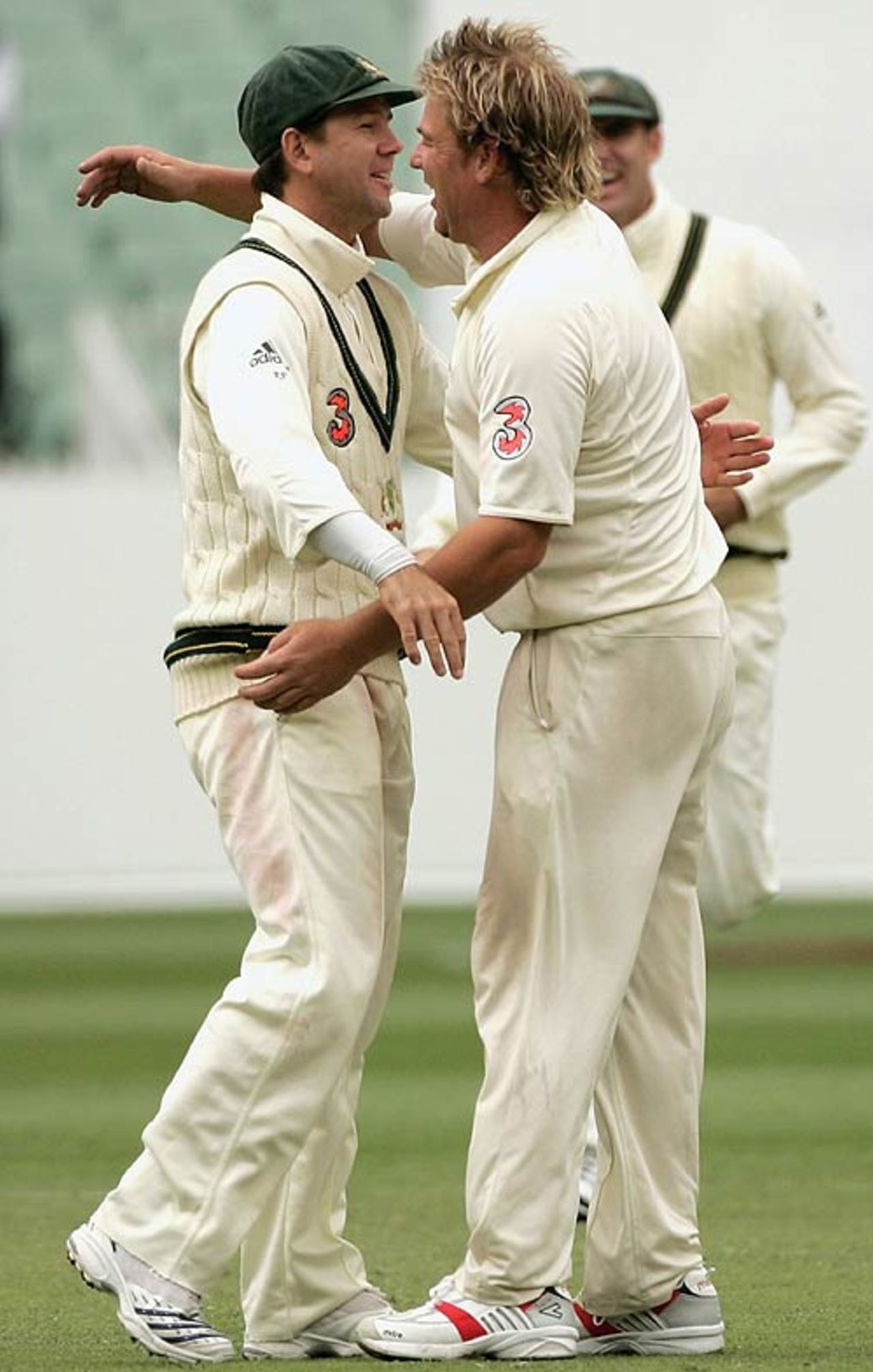 Ricky Ponting congratulates Shane Warne on wicket number 701, that of Chris Read, Australia v England, 4th Test, Melbourne, December 26, 2006