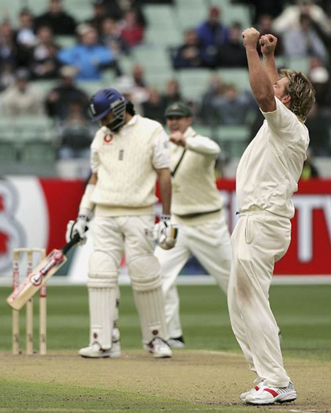 Shane Warne celebrates having Monty Panesar caught, to give Warne a five-wicket haul in his final MCG Test, Australia v England, 4th Test, Melbourne, December 26, 2006