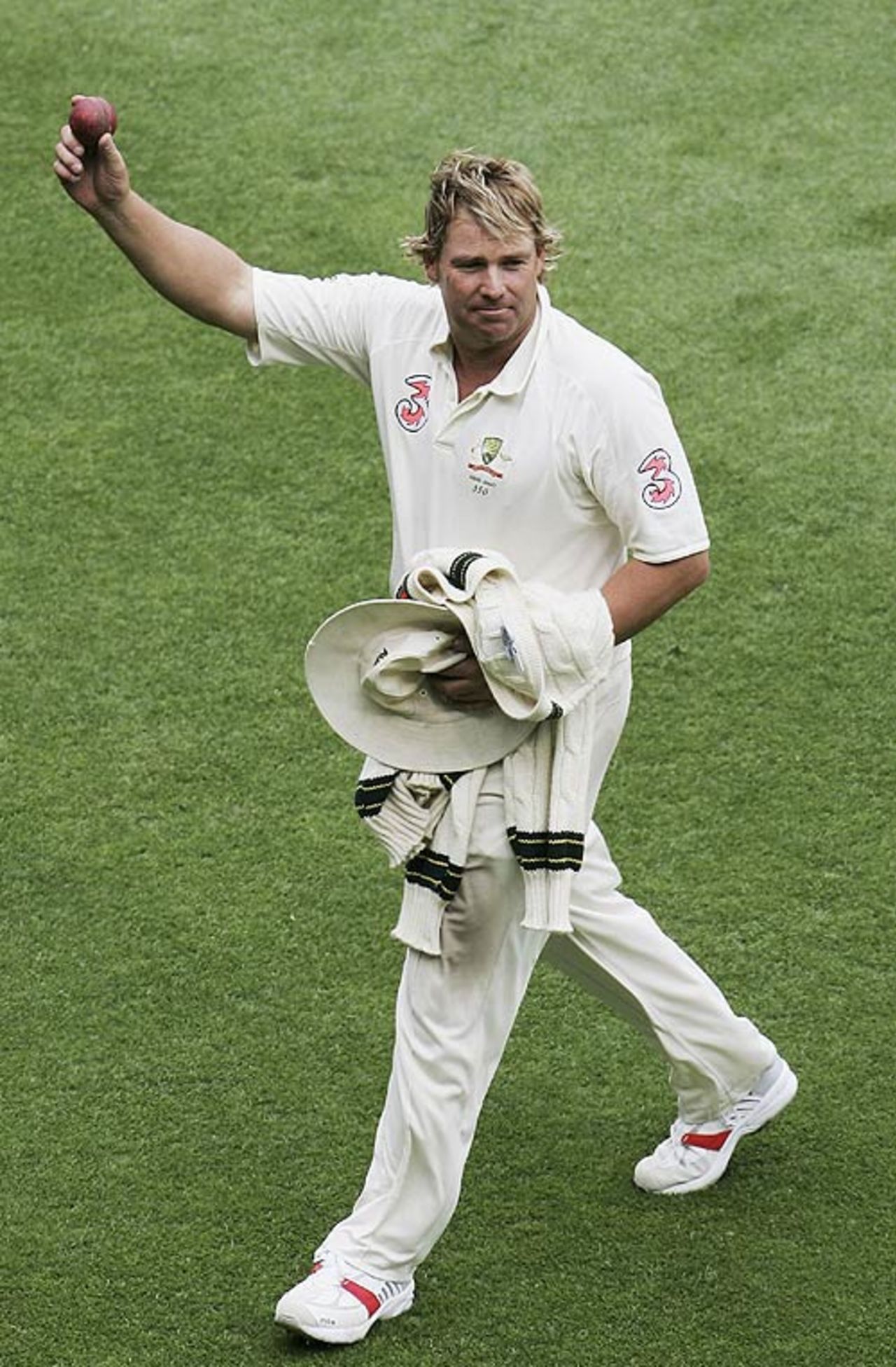 Shane Warne leaves the field after taking five wickets  including his 700th in Tests  in his final match at the MCG, Australia v England, 4th Test, Melbourne, December 26, 2006