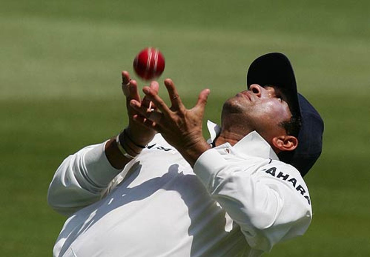 Sachin Tendulkar catches Graeme Smith, South Africa v India, 2nd Test, Durban, 1st day, December 26, 2006