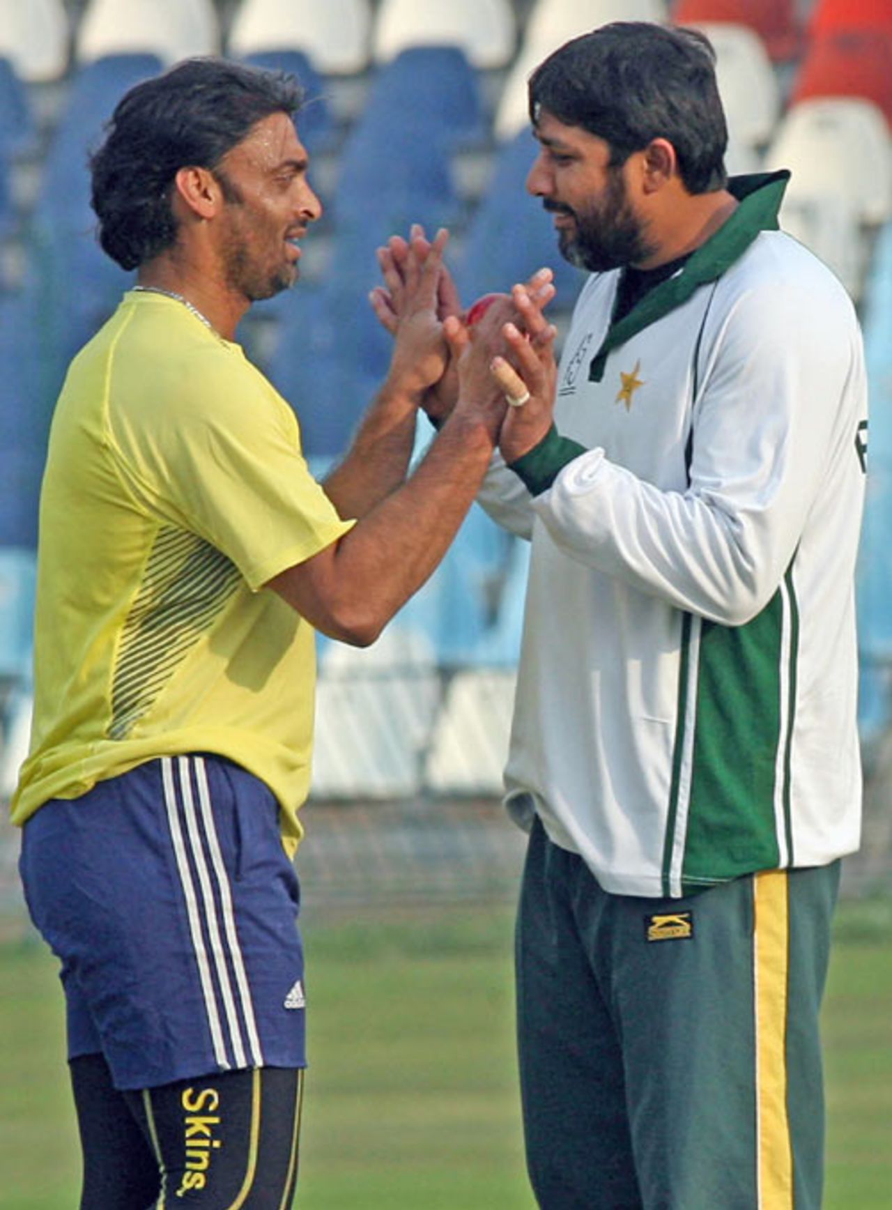 Pat-a-cake, pat-a-cake ... Inzamam-ul-Haq and Shoaib Akhtar get up close and personal, Lahore, December 26, 2006