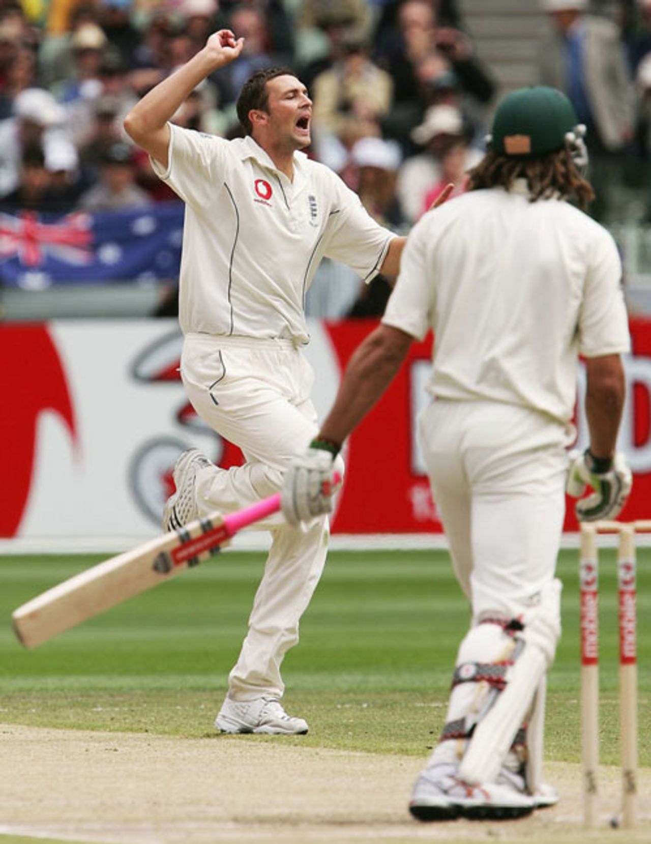 Steve Harmison celebrates removing Andrew Symonds early on ... he added only two to his overnight 154, Australia v England, 4th Test, Melbourne, December 27, 2006