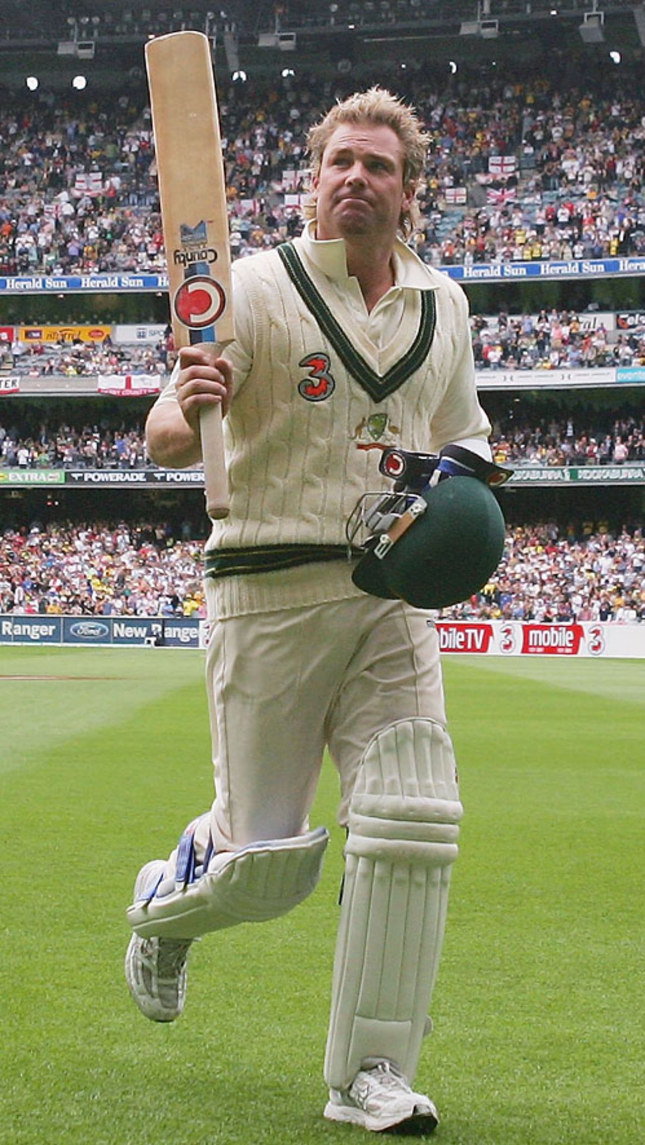 Shane Warne acknowledges applause for his unbeaten 40 in what could be his last innings at the MCG, Australia v England, 4th Test, Melbourne, December 28, 2006