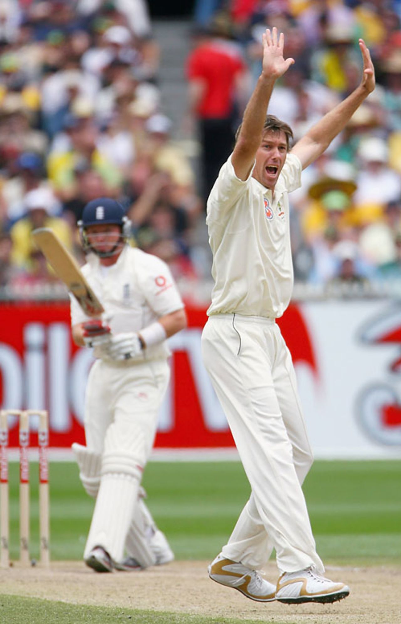 Glenn McGrath traps Ian Bell lbw, Australia v England, 4th Test, Melbourne, December 28, 2006