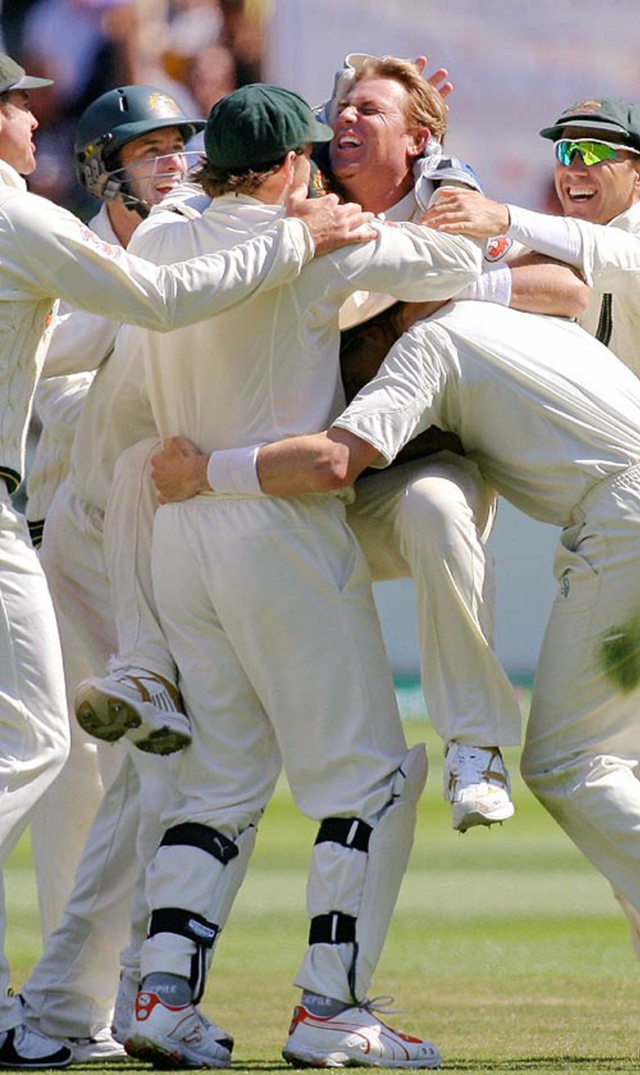 Shane Warne is mobbed after trapping Sajid Mahmood lbw with a flipper, Australia v England, 4th Test, Melbourne, December 28, 2006