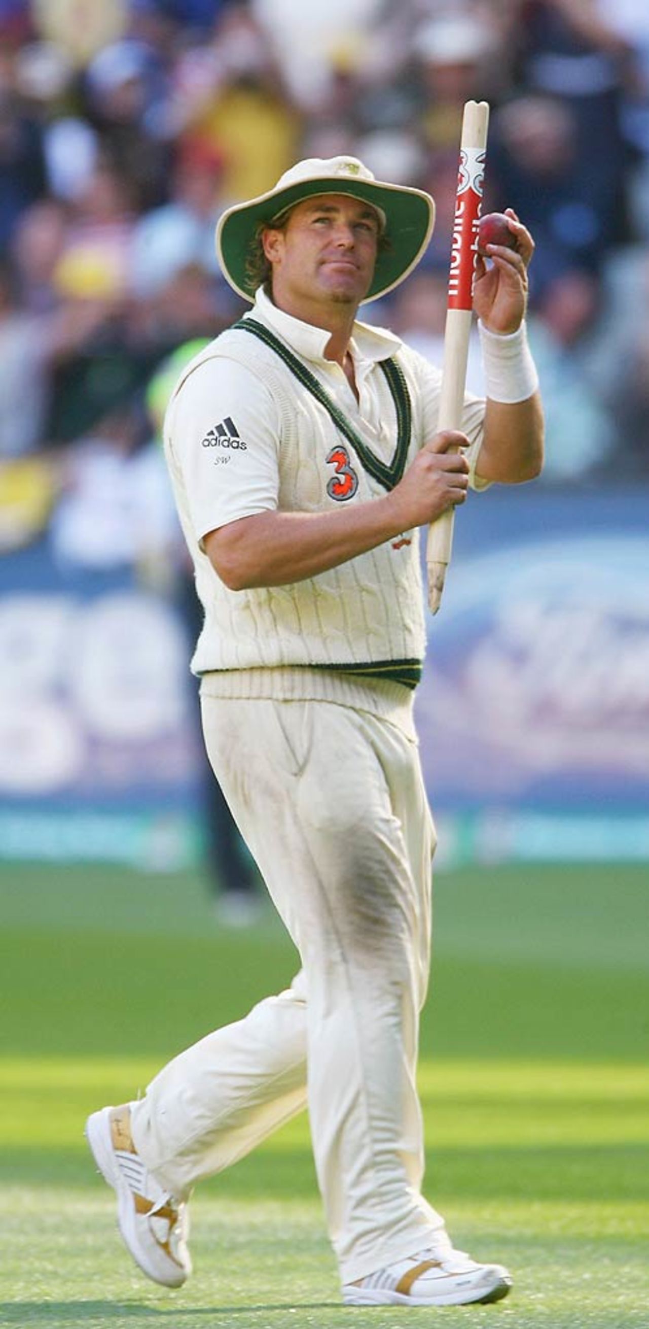 Shane Warne farewells his home ground the MCG after a Man-of-the-Match performance, Australia v England, 4th Test, Melbourne, December 28, 2006