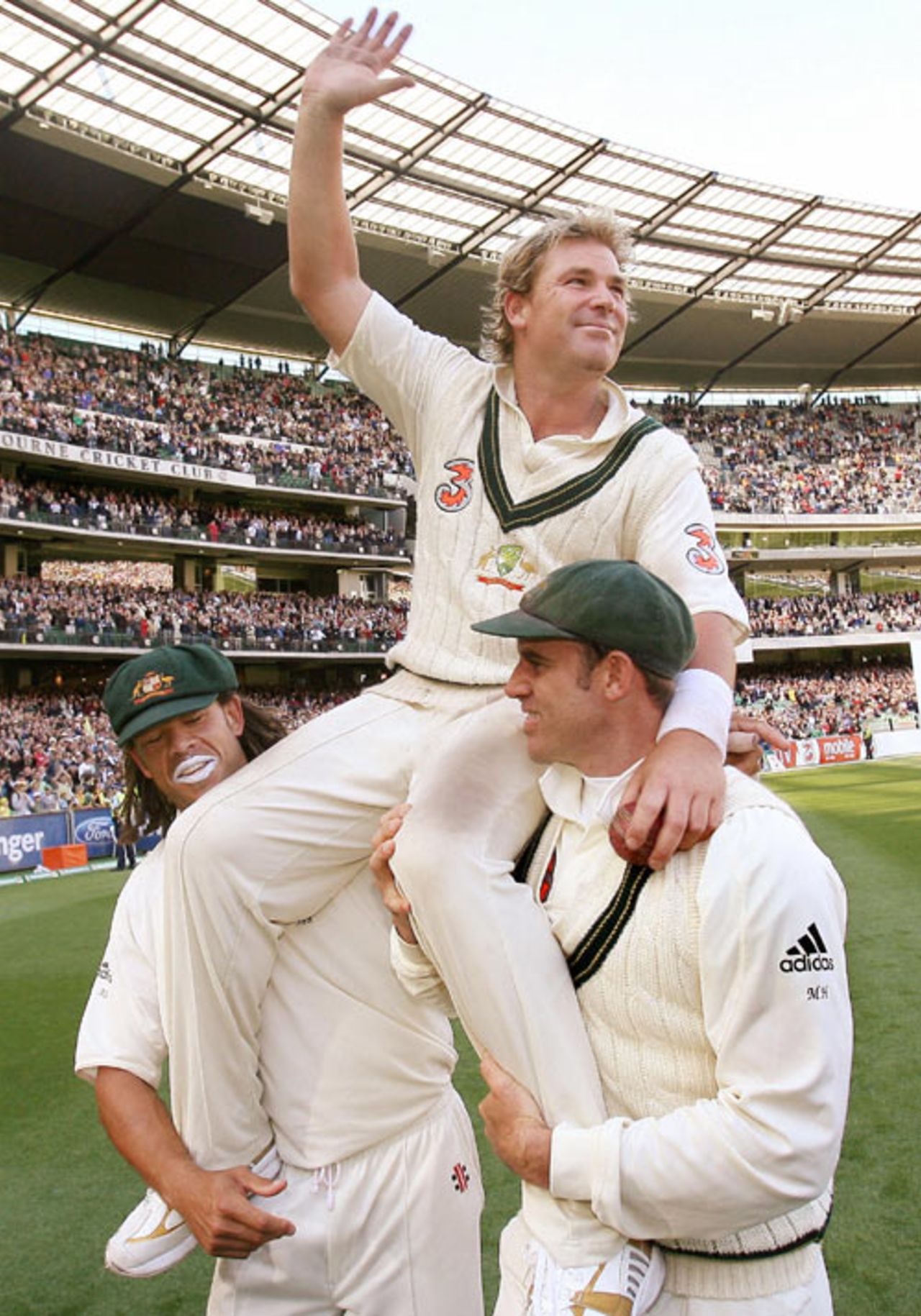 Shane Warne is carried shoulder-high round the MCG, Australia v England, 4th Test, Melbourne, December 28, 2006