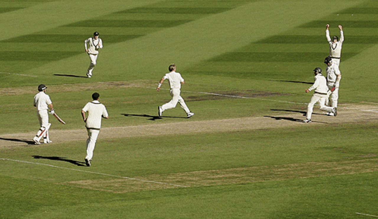 Brett Lee bowls Matthew Hoggard as Australia make it 4-0, Australia v England, 4th Test, Melbourne, December 28, 2006