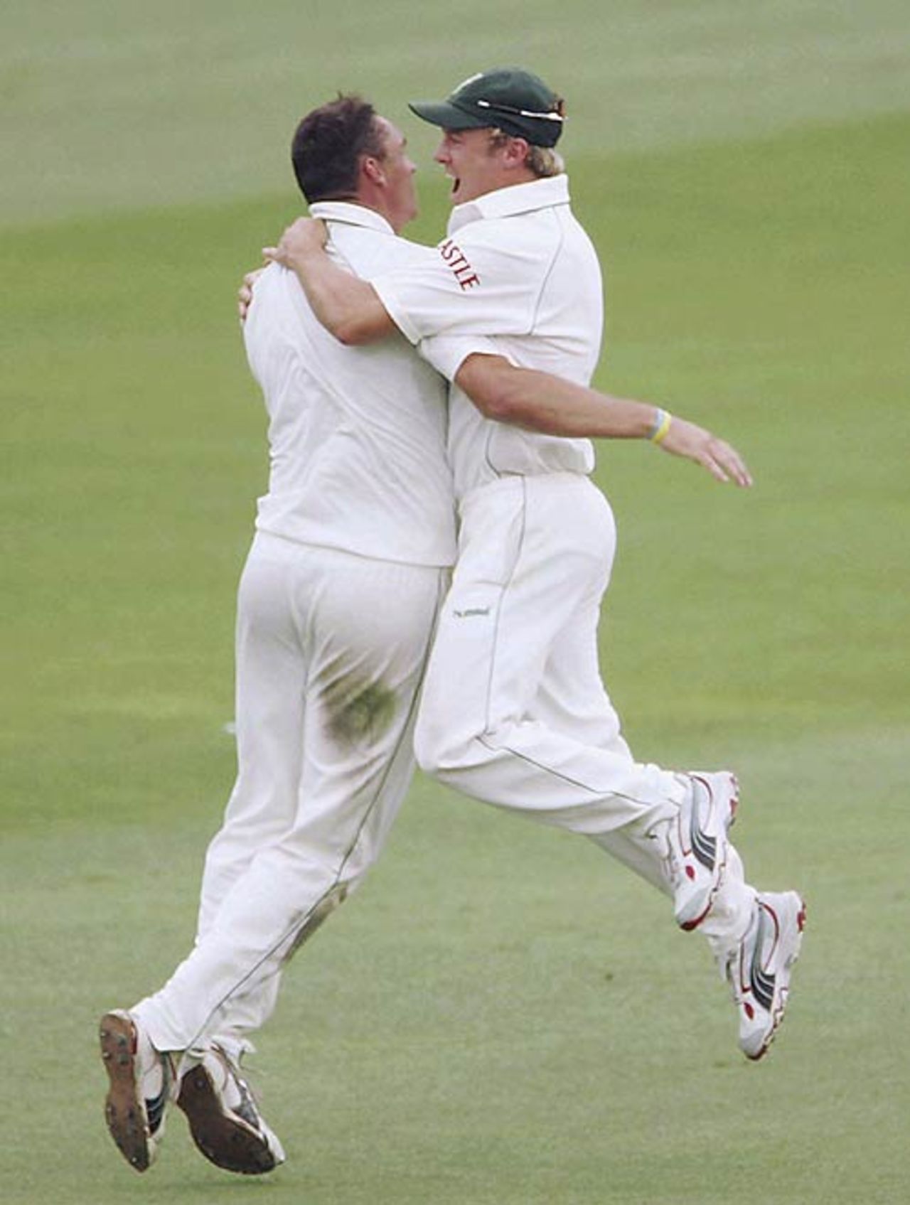 Andre Nel and AB de Villiers rejoice after Zaheer Khan's wicket, South Africa v India, 2nd Test, Durban, 5th day, December 30, 2006