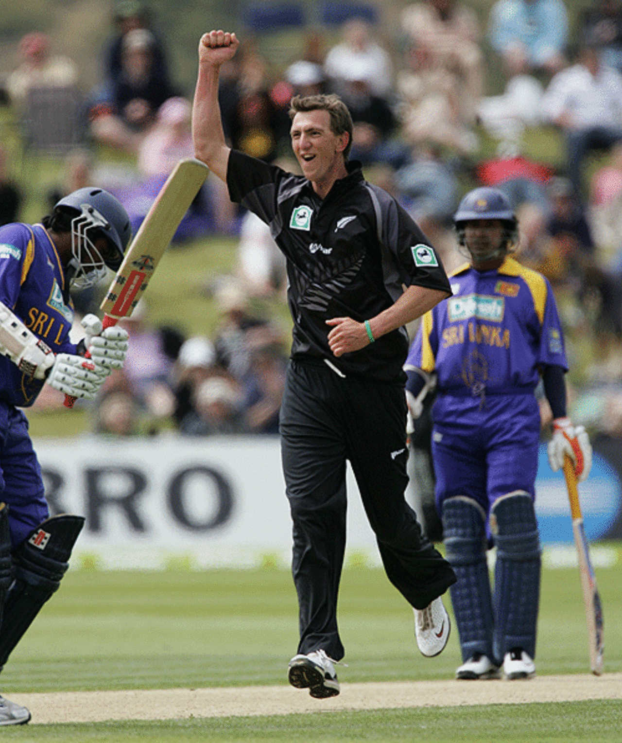 Michael Mason removes Upul Tharanga for 23, New Zealand v Sri Lanka, 2nd ODI, Queenstown, December 31, 2006