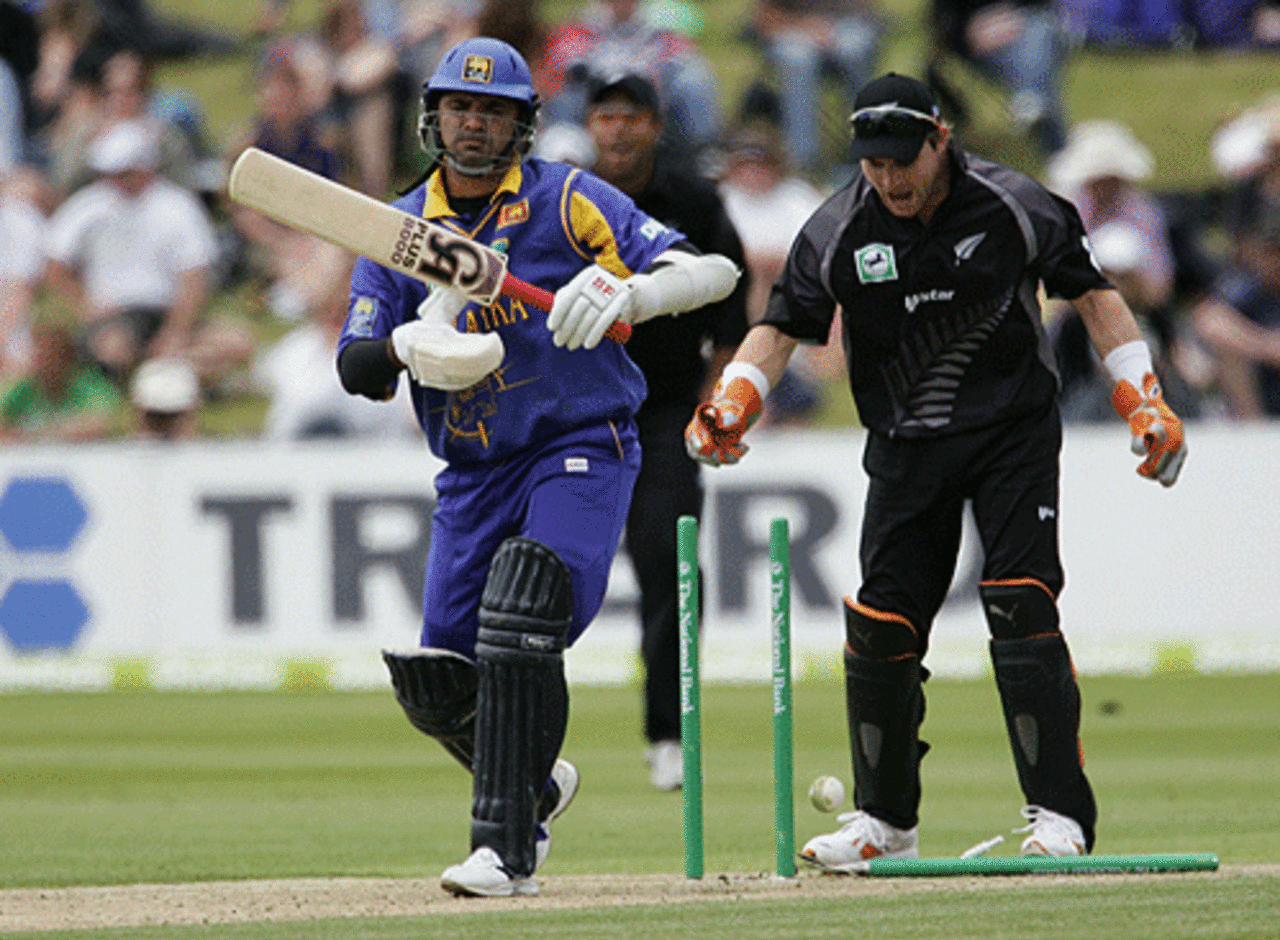 Marvan Atapattu is castled by Daniel Vettori, New Zealand v Sri Lanka, 2nd ODI, Queenstown, December 31, 2006