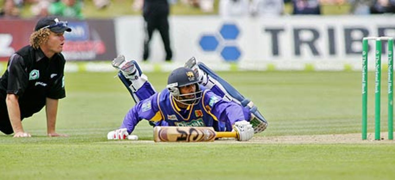 Chamara Silva dives to make his ground, New Zealand v Sri Lanka, 2nd ODI, Queenstown, December 31, 2006