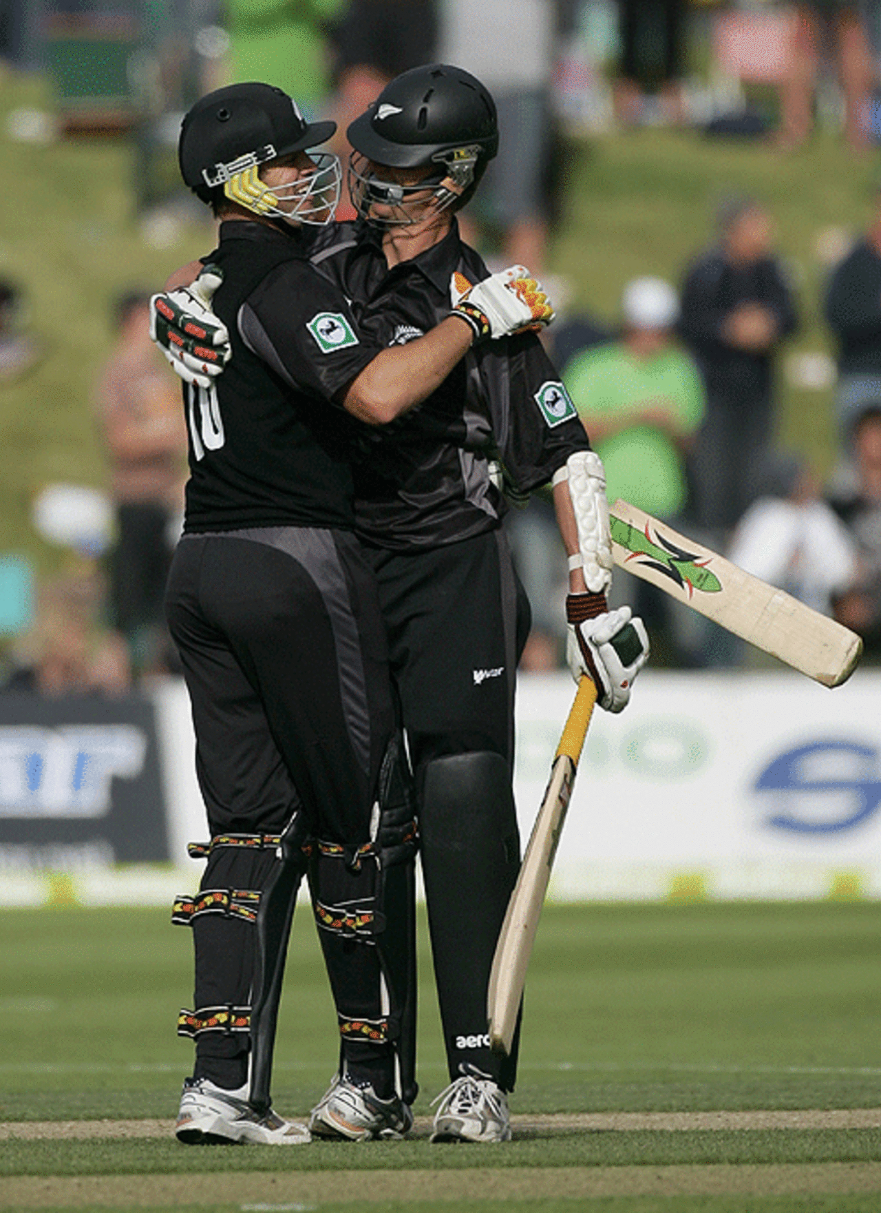 Brothers in arms: James Franklin and Michael Mason celebrate a last-ball win, New Zealand v Sri Lanka, 2nd ODI, Queenstown, December 31, 2006