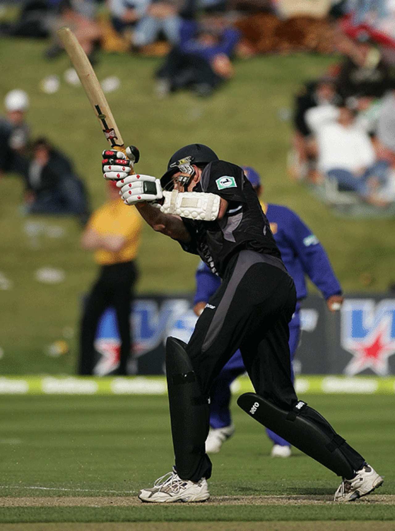 Michael Mason thumps the final ball of the match for four, New Zealand v Sri Lanka, 2nd ODI, Queenstown, December 31, 2006