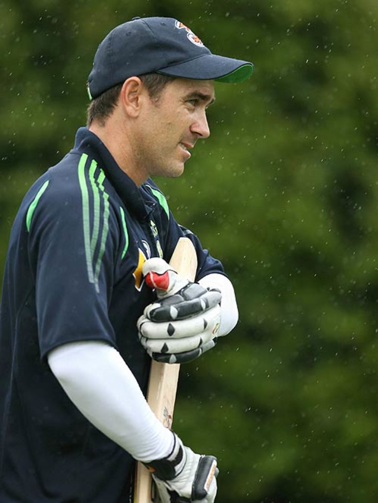 Justin Langer leaves Australia's practice session shortly before announcing his retirement from Test cricket, Sydney, January 1, 2007