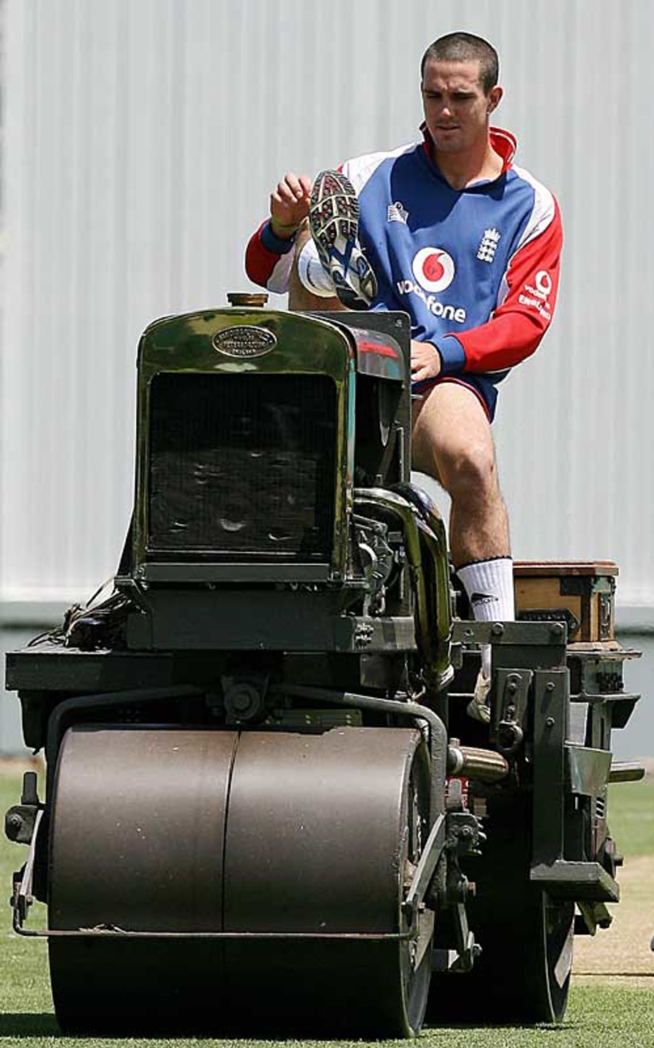 Kevin Pietersen tries to make sure the pitch is to his liking, Sydney, January 1, 2007