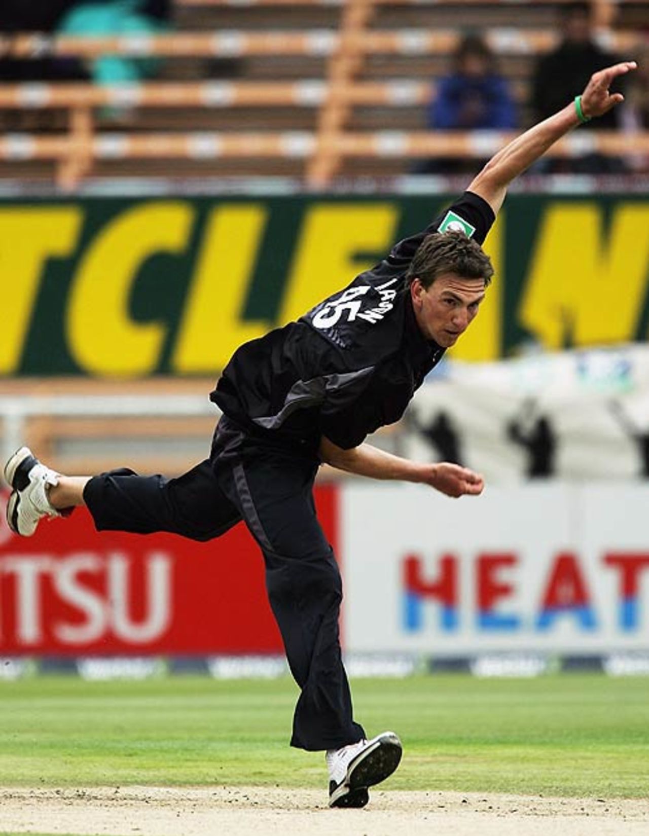 Michael Mason in action, New Zealand v Sri Lanka, 3rd ODI, Christchurch, January 2, 2007
