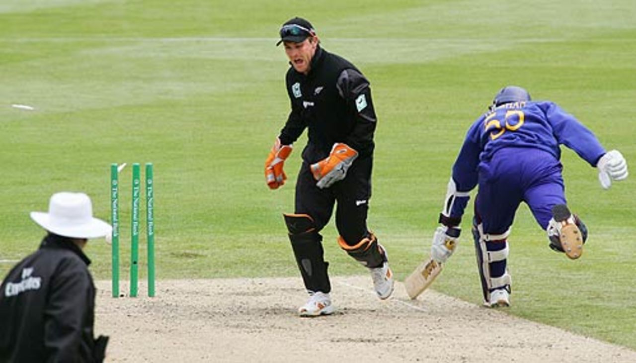Brendon McCullum runs out Tillakaratne Dilshan, New Zealand v Sri Lanka, 3rd ODI, Christchurch, January 2, 2007