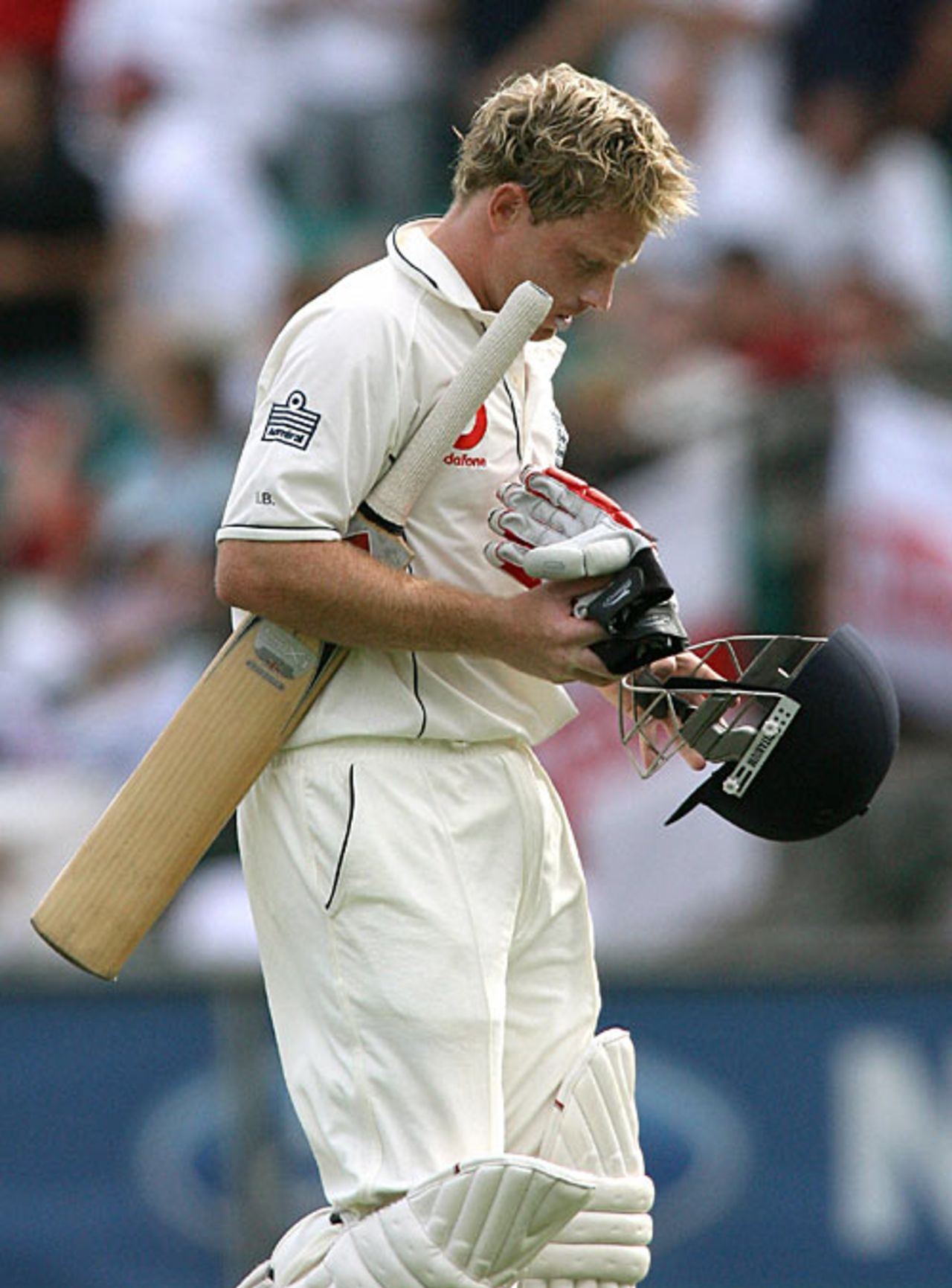 Ian Bell, head bowed, trudges off for 71, Australia v England, 5th Test, Sydney, January 2, 2007
