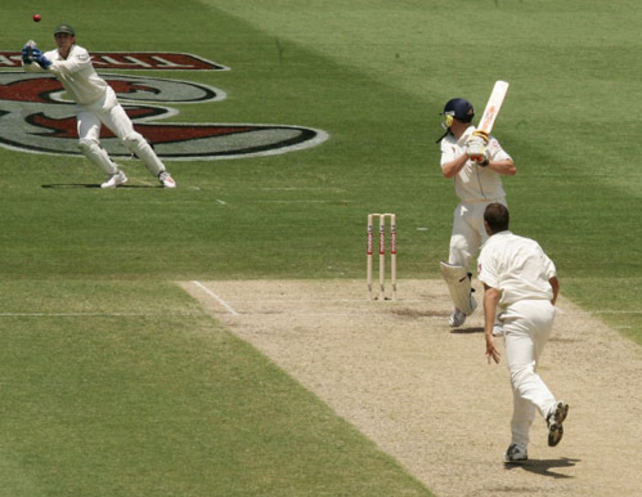 102.1 Clark to Flintoff, OUT, Flintoff takes two strides down the pitch and aims to thump the ball over extra cover, gets a thick edge and Glichrist holds a good catch diving high to his right. Flintoff slowly heads off as the SCG stands to recognise a fine innings ... and it's five catches for Gilchrist, Australia v England, 5th Test, Sydney, January 3, 2007