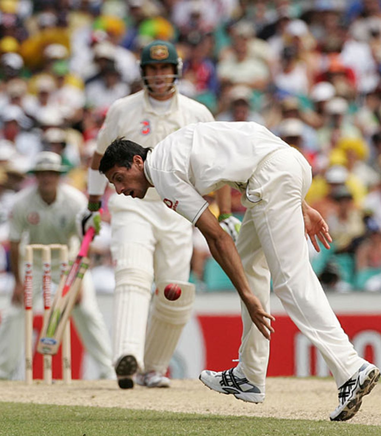 Matthew Hayden drives back past Sajid Mahmood, Australia v England, 5th Test, Sydney, January 3, 2007