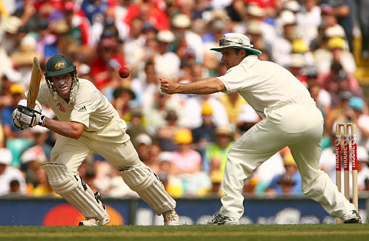 Mike Hussey drives past Andrew Strauss through the covers, Australia v England, 5th Test, Sydney, January 3, 2007