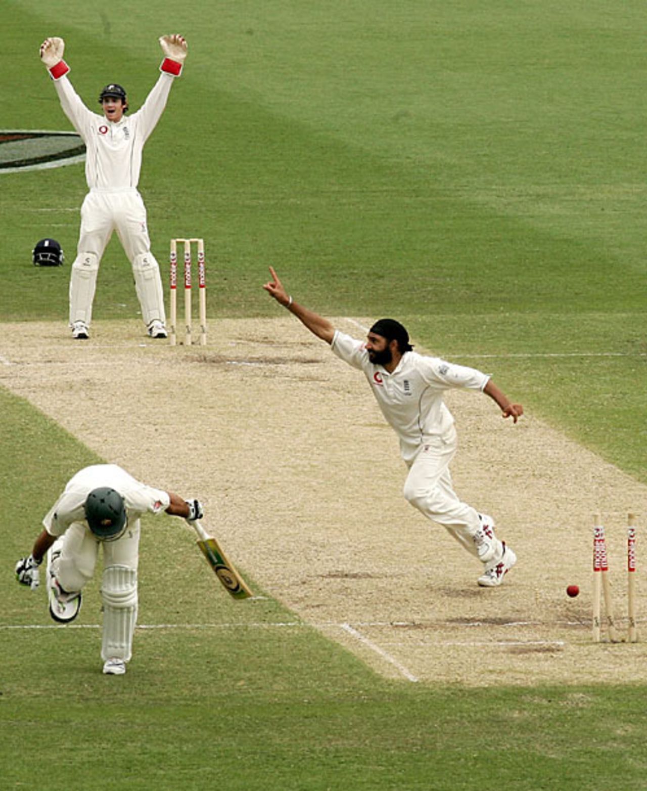 Monty Panesar and Chris Read celebrate James Anderson's run out of Ricky Ponting, Australia v England, 5th Test, Sydney, January 3, 2007