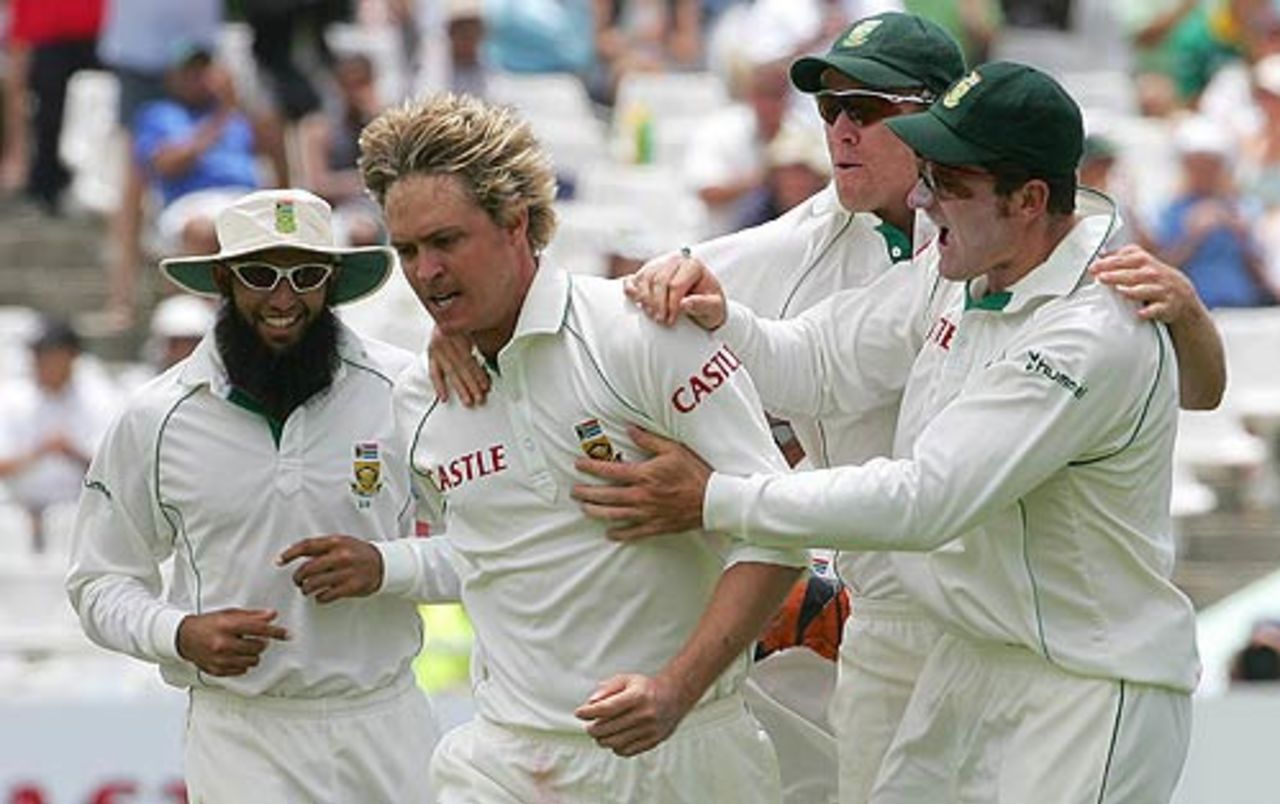 Paul Harris and the rest celebrate the key wicket of Sachin Tendulkar, South Africa v India, 3rd Test, Cape Town, 2nd day, January 3, 2007