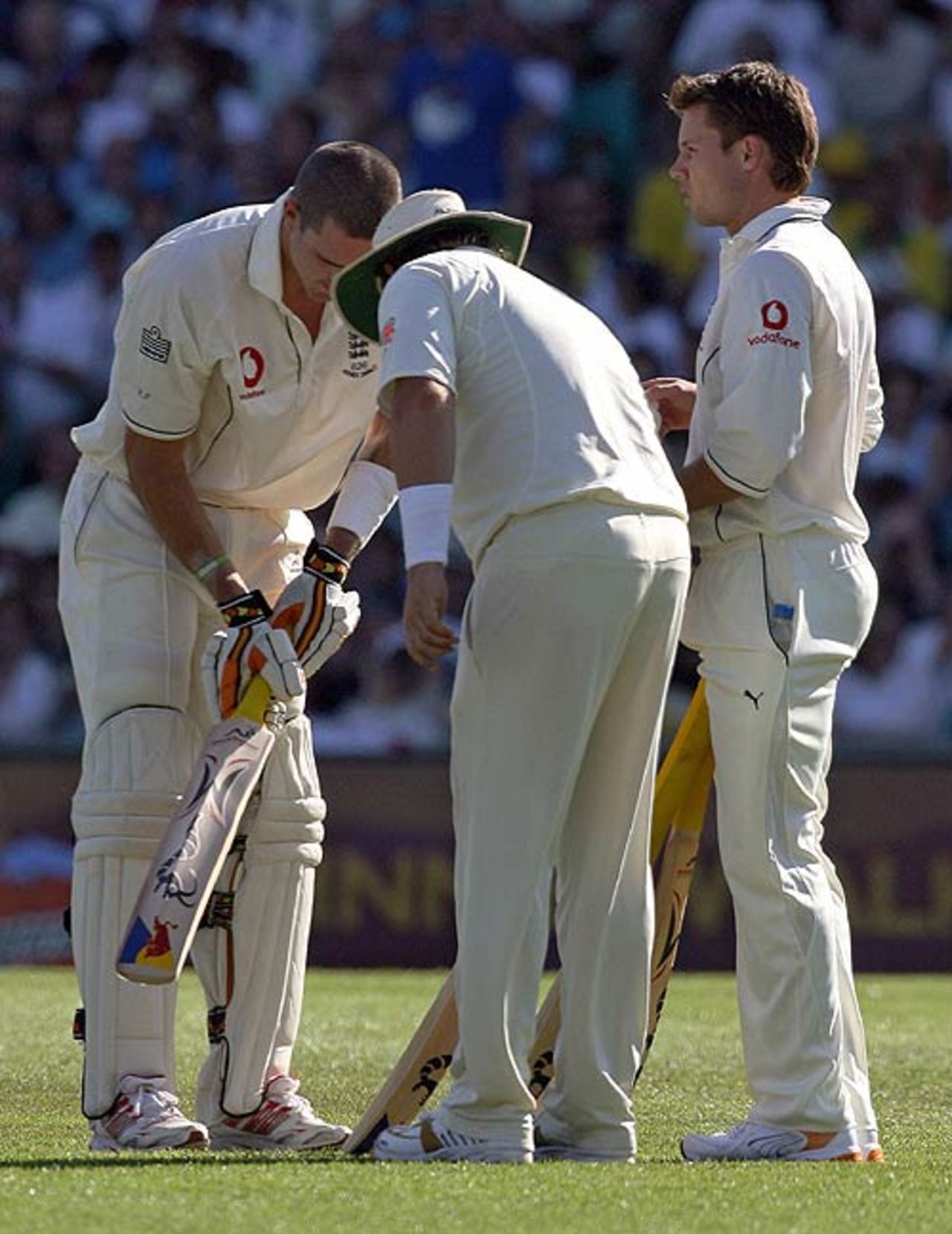 Kevin Pietersen chooses a new bat  with some friendly advice from Shane Warne, Australia v England, 5th Test, Sydney, January 4, 2007