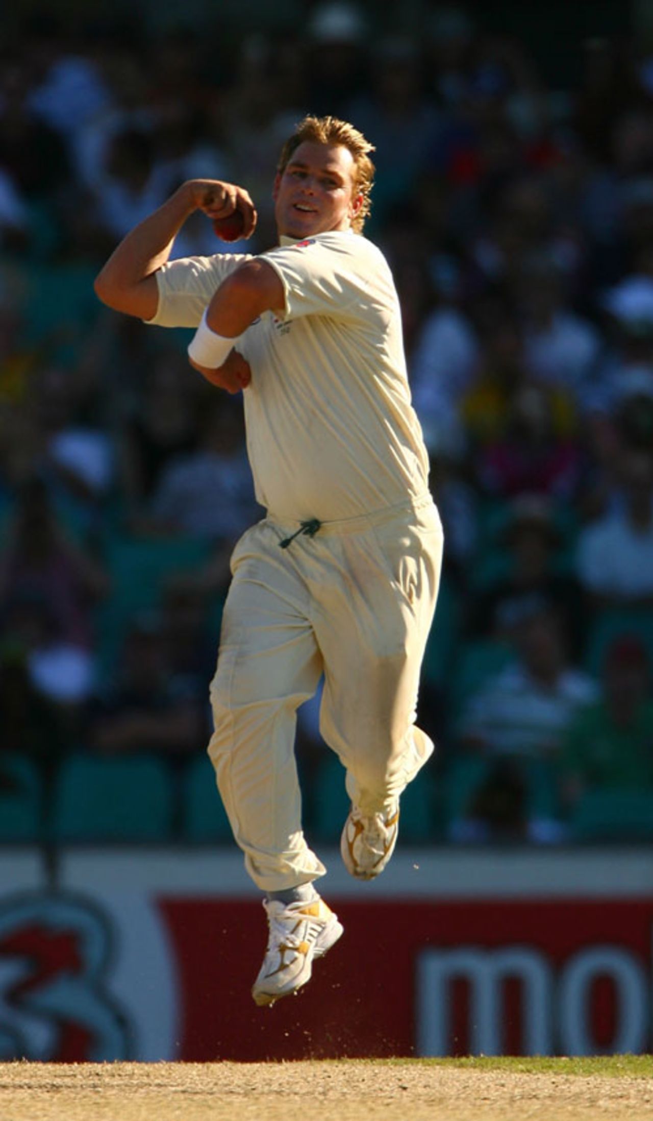 Shane Warne bowls at the end of the third day at the end of the third day, Australia v England, 5th Test, Sydney, January 4, 2007