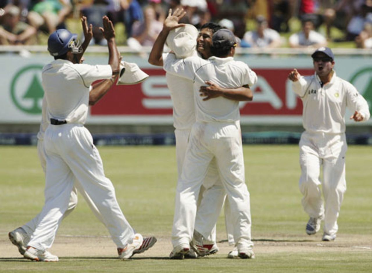 It was again Anil Kumle who provided the vital breakthroughs, South Africa v India, 3rd Test, Cape Town, 3rd day, January 4, 2007