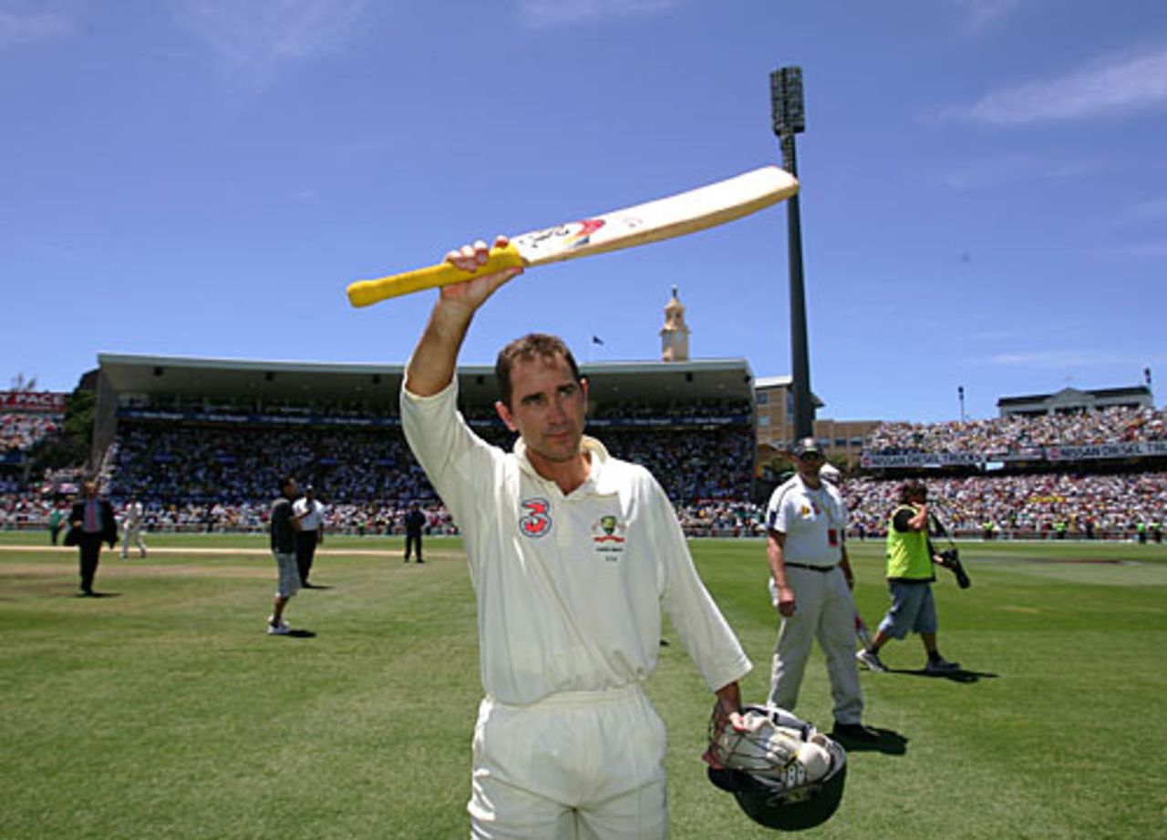 Justin Langer leaves the field for the last time as Australia regain the Ashes, Australia v England, 5th Test, Sydney, January 5, 2007