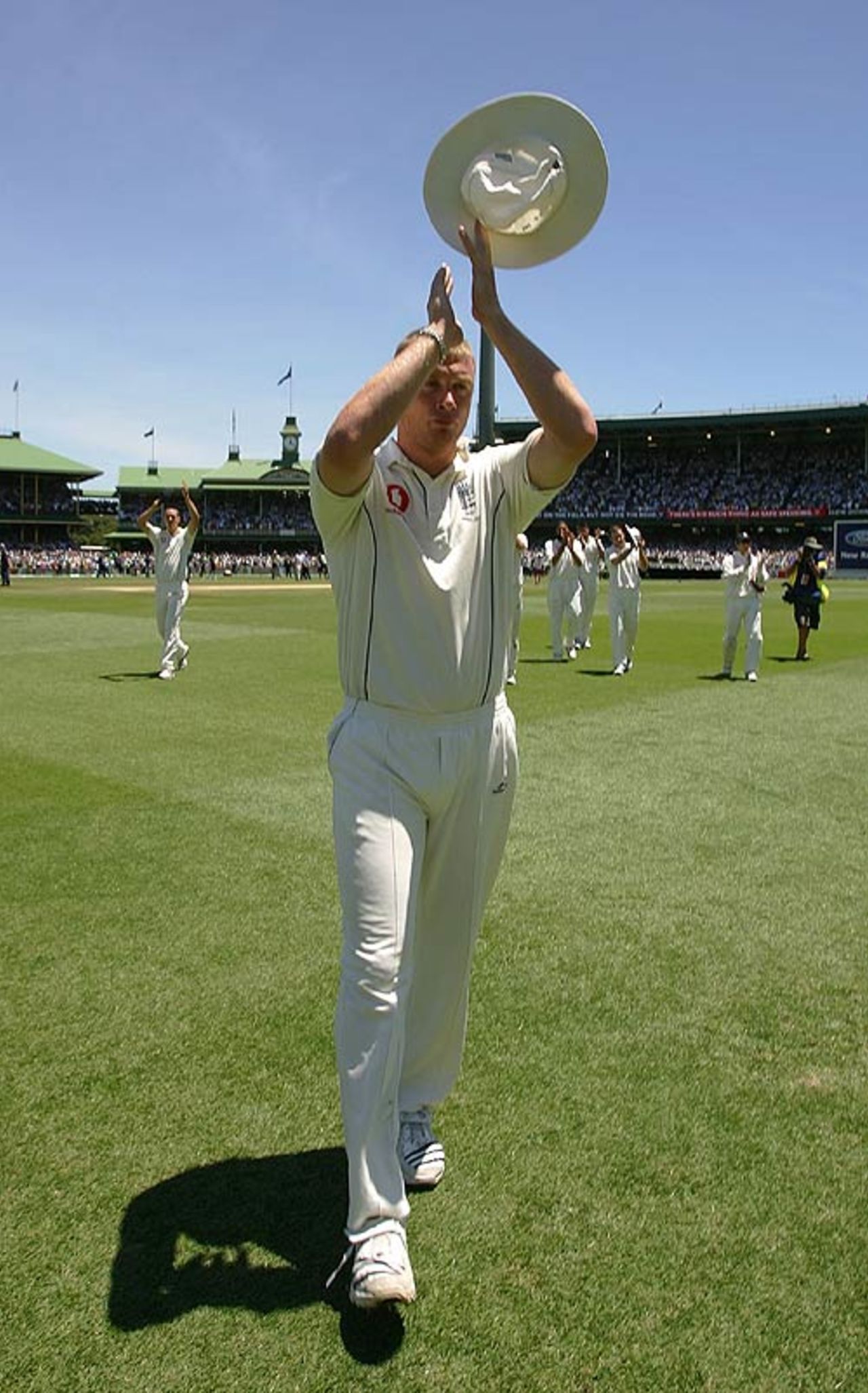 Andrew Flintoff salutes the crowd after leading England to a 5-0 Ashes series loss, Australia v England, 5th Test, Sydney, January 5, 2007